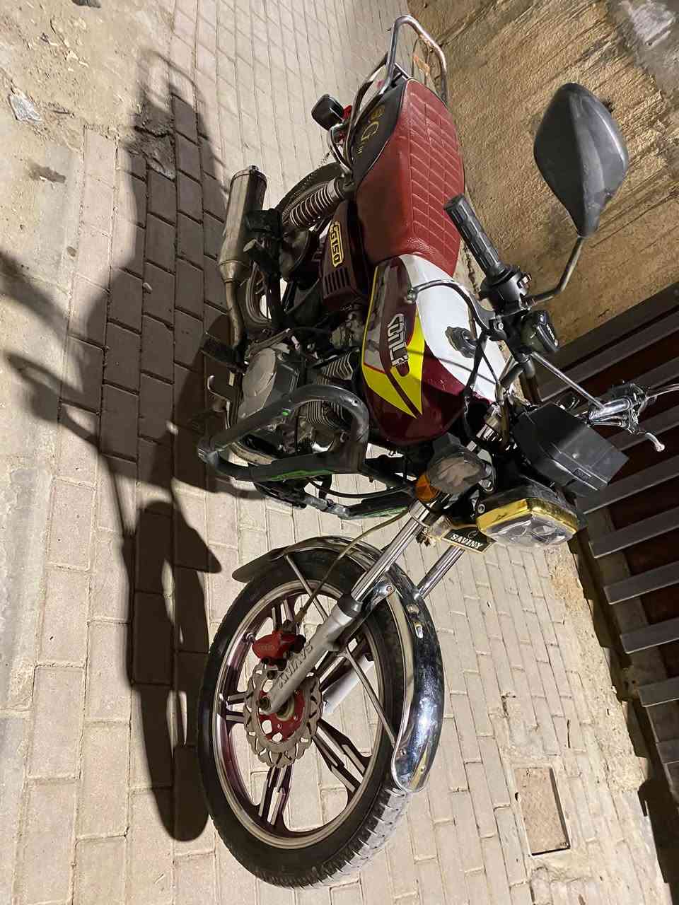 السلام عليكم دراجه ايراني للبيع موديل ٢٣ كله جديد بلاد مفتوح مبدل ولفات شرط كهربائيات كله شغال دبلات شاصي كله شرط صالنصه رياضي صوت طرب اوراق بيها الدراجه بريكات امامي خلفي 
السعر ٥٥٠ وبي مجال حك الجيه مكاني سامراء ***********
