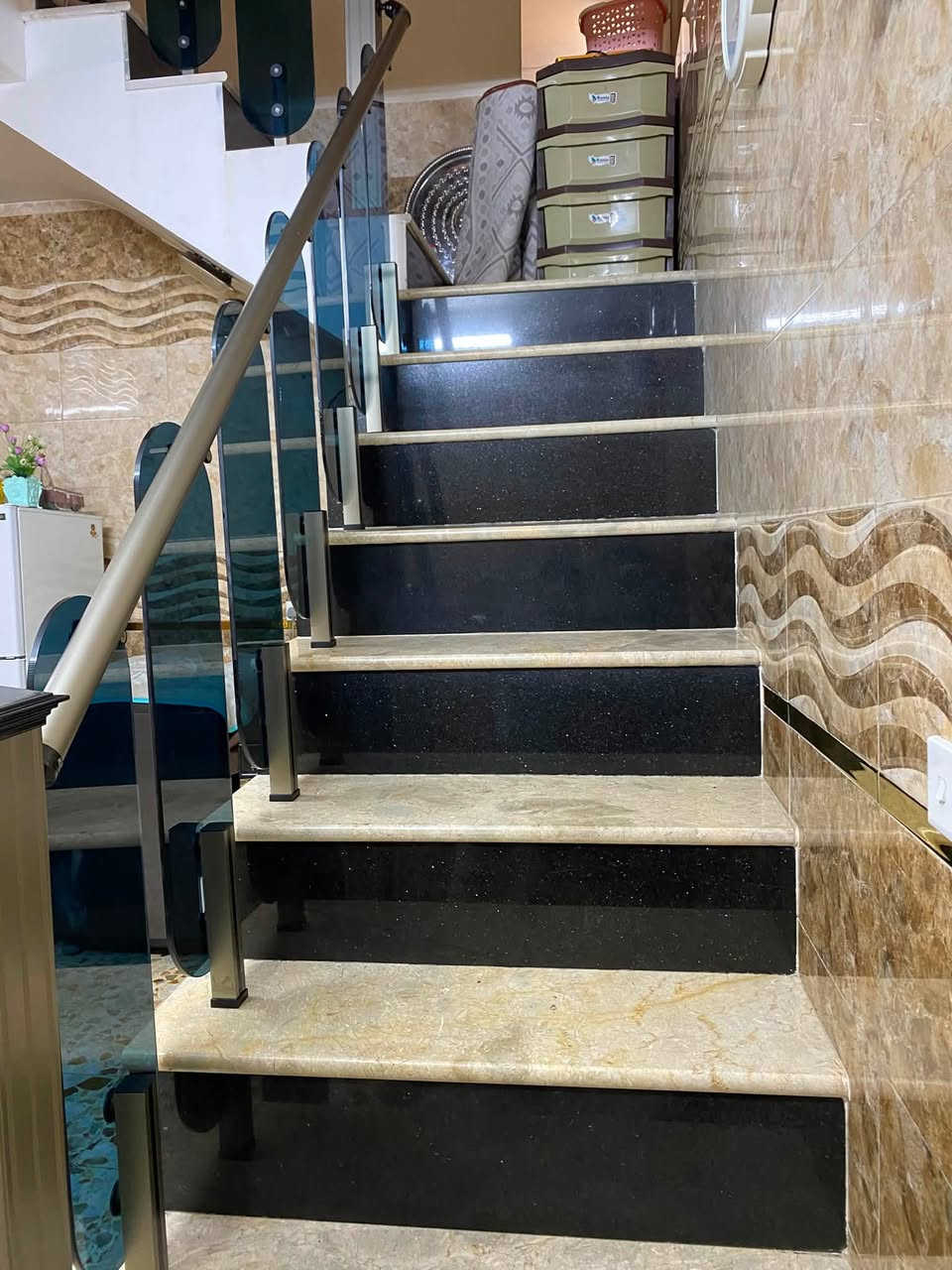 السلام عليكم بيت للبيع 90م واجهة5 نزال 18 طابق ونص  السعر 85 وبي مجال بسيط ،  حي طارق الوسط قرب حسينية ابا صالح للاستفسار ***********
