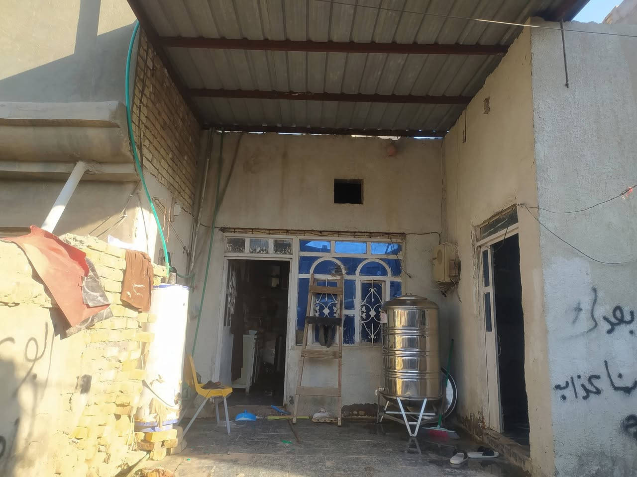 بيت للبيع طابو صرف يحتوي على غرف عدد 2وصاله ومطبخ واستقبال مساحه 150متر بي قاصرين ثنين مكان العسكري ورا معهد القاسم الدار بصف ركن ***********
