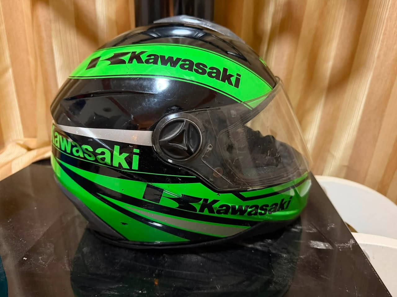 سلام عليكم خوذه اصليه للبيع 
***********
