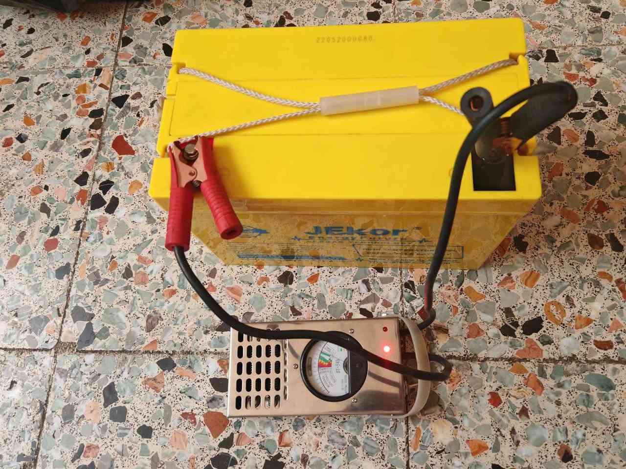 بطارية جيكور ديب سايكل جل 100 امبير 12 فولت تنفع لعاكسه وانفيرتر واونلاين يو بي اس (Online UPS) ذو البطارية الخارجية وغيرها من الأجهزة، العمر الافتراضي اكثر من 10 سنين عند الربط مع عاكسه او انفيرتر او يو بي اس باستخدام قليل واكثر من 5 سنوات عند التفريغ تحت ال30 بالميه والشحن.

استخدام حمل قليل مربوطه ب اونلاين يو بي اس لسنتين تشغيل انترنت فقط وبعدها بكامل صحتها كما موضح بالصور مال فاحص البطارية 13-13.5 فولت بدون حمل و11.5 فولت بحمل من 3 الى 5 امبير والي هو القراءة الطبيعية لبطارية صحية.

السعر: 125 الف 

المكان بغداد الغدير قرب الربيع سنتر

للشراء راسل الحساب او اتصل على 
*********** بغداد, العراق
