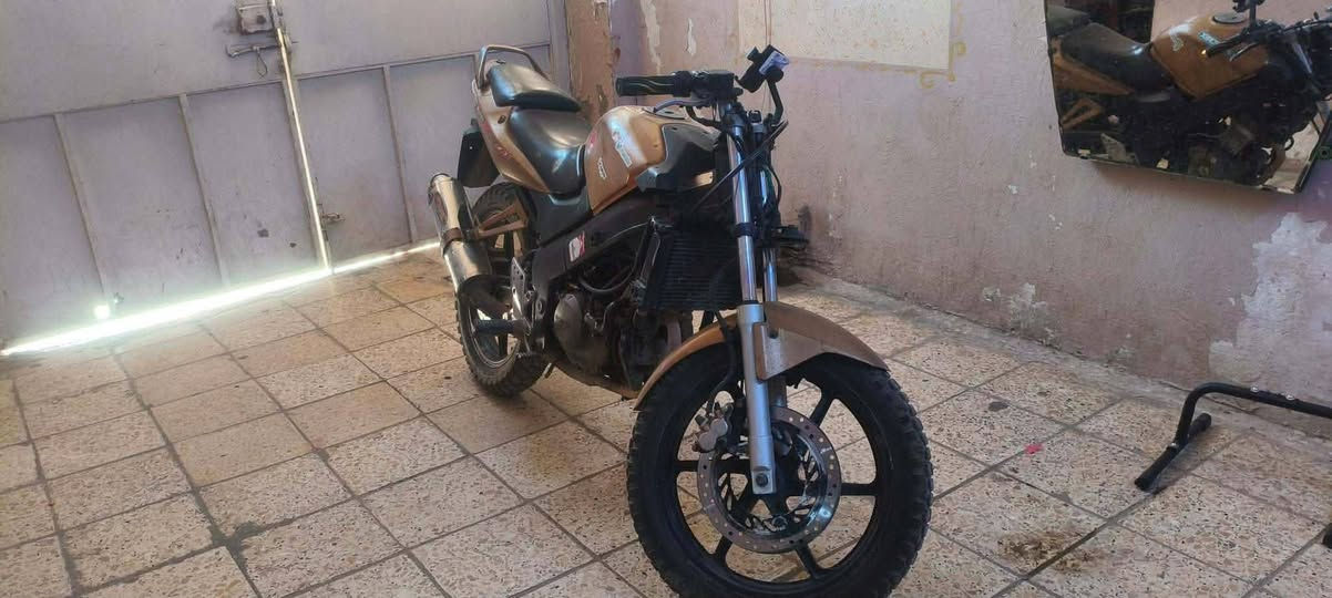 سلام عليكم دراجه هونده 6 نمر كلك قبل يومين كطعت ناريه كلشي ما بيهه مكينه ما مفتوحه شاصي جديد كرهبايات كلهه شغاله مكاني الحصوه قفل 150 ***********
