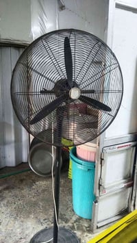 مروحه نضيفه وشغاله  العنوان بغداد الشماعيه  رقم الهاتف 07711359228