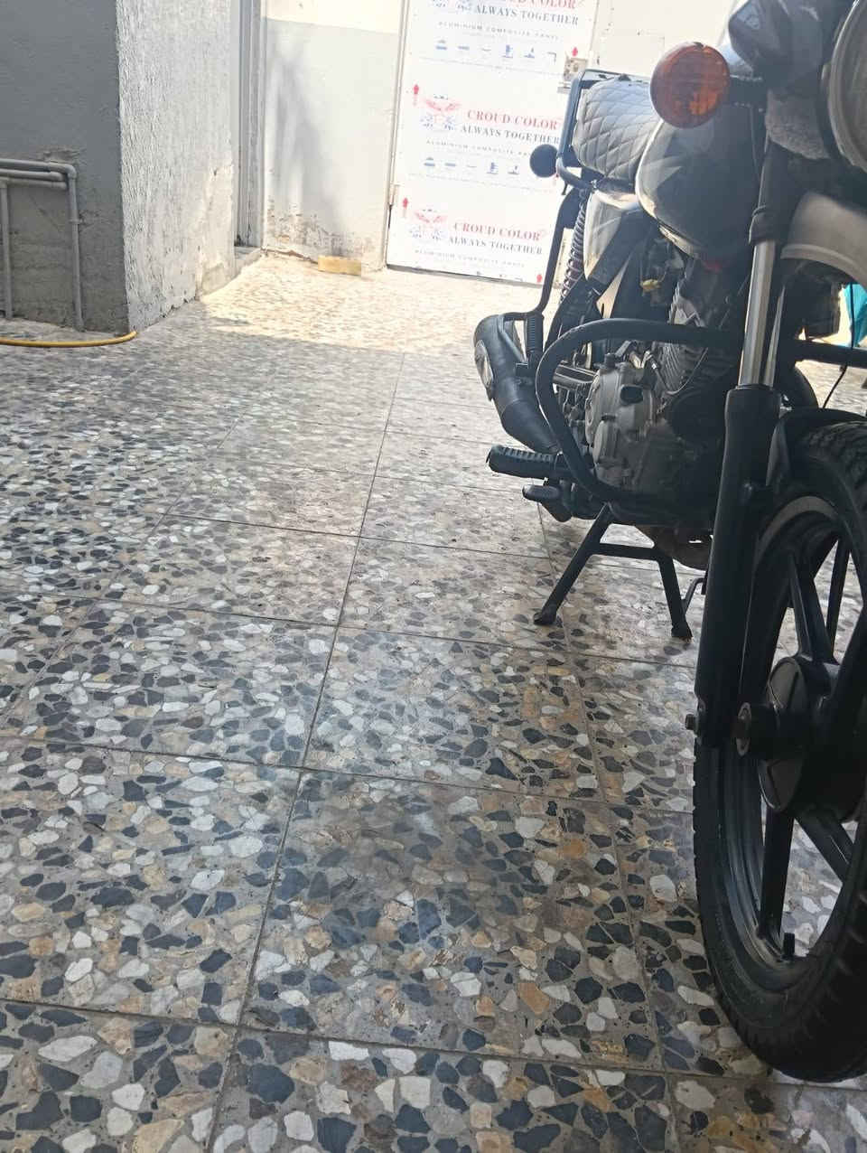 سلام عليكم من رخصة المشرف دراجه بوكسر سنويه كهربائيات كله شغاله سعر 1425وبيه مجال الرقم ***********
