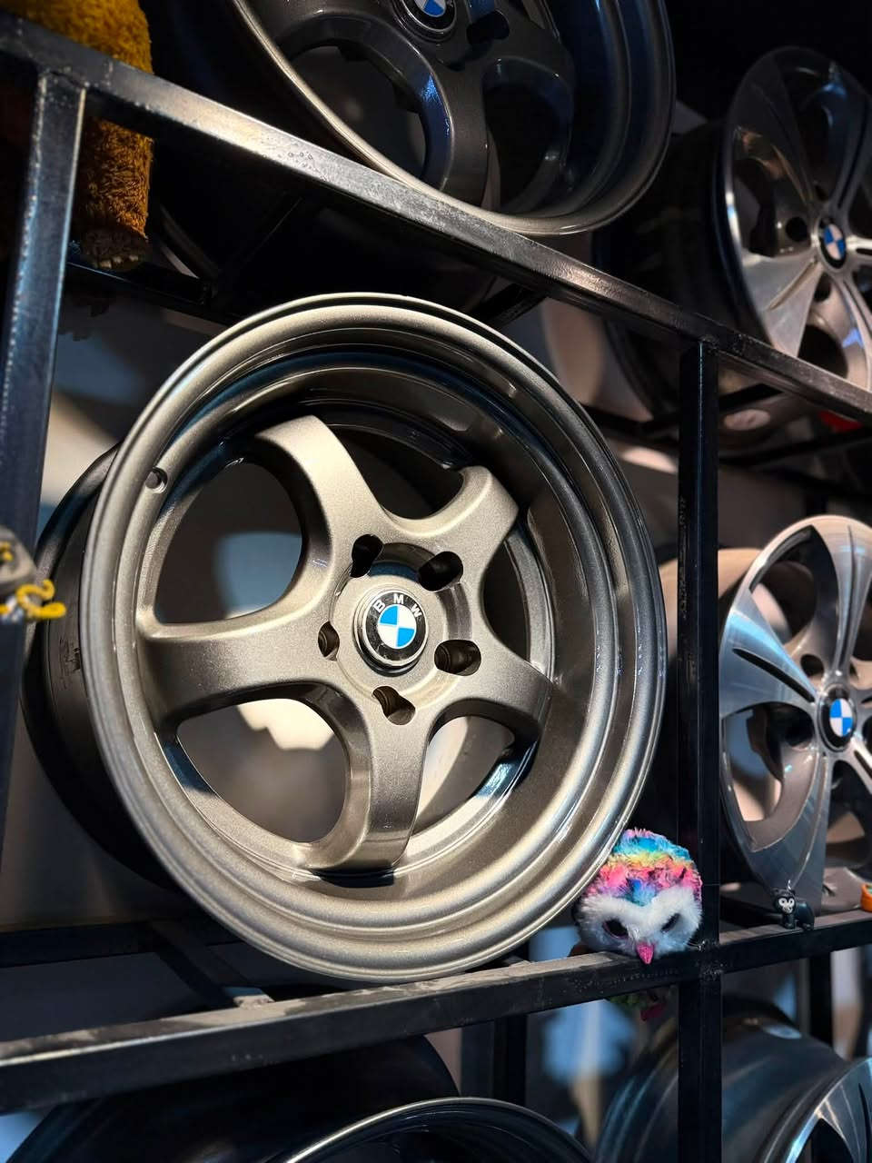 ويل كب بي ام (BMW) تو سايز - حجم 17 💥
المواصفات: دبل شفة، نظيف جداً ومكفول من العواج.
 الملاحظات: مصلح خلفي فقط وشغله مكفول ومضبوط 100%.
 البيع: بيع أو مراوس حسب الطلب.
 التوصيل: متوفر لكافة محافظات العراق 🇮🇶.
💰 السعر: 400 ألف
📞 للتواصل والواتساب: ***********
📍 العنوان: بغداد - حي العامل - شارع 7 نيسان
