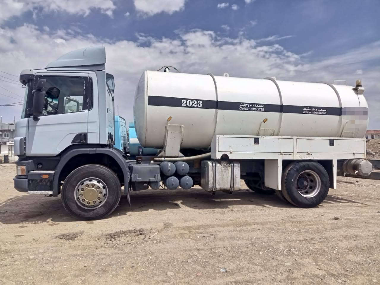 سكانيا للبيع موديل 2001 سيارة بابب ونوزل گير 4×4 سعر 310 وبيا مجال رقم الهاتف ***********

