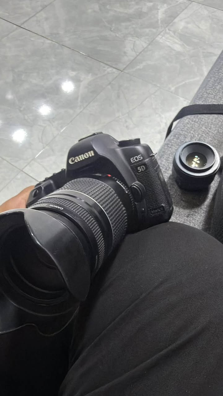 كانون 70d وكانون 5D. الكمرات نضيفه كله استعمال شخصي  معه عدسات عدد 3 معه بطاريات عدد 4  كامل ملحقاتهم وياهن 
الفايف دي. كرتونته وملحقاته كامله   للتواصل ***********
