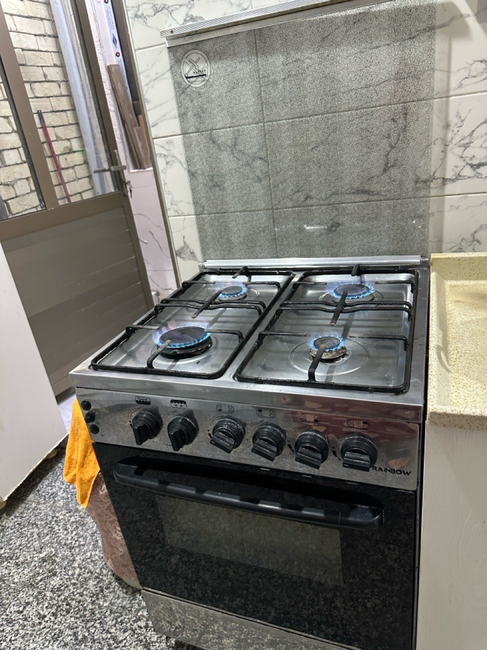 طباخ ستيل • ٤ شعلات • نظيف