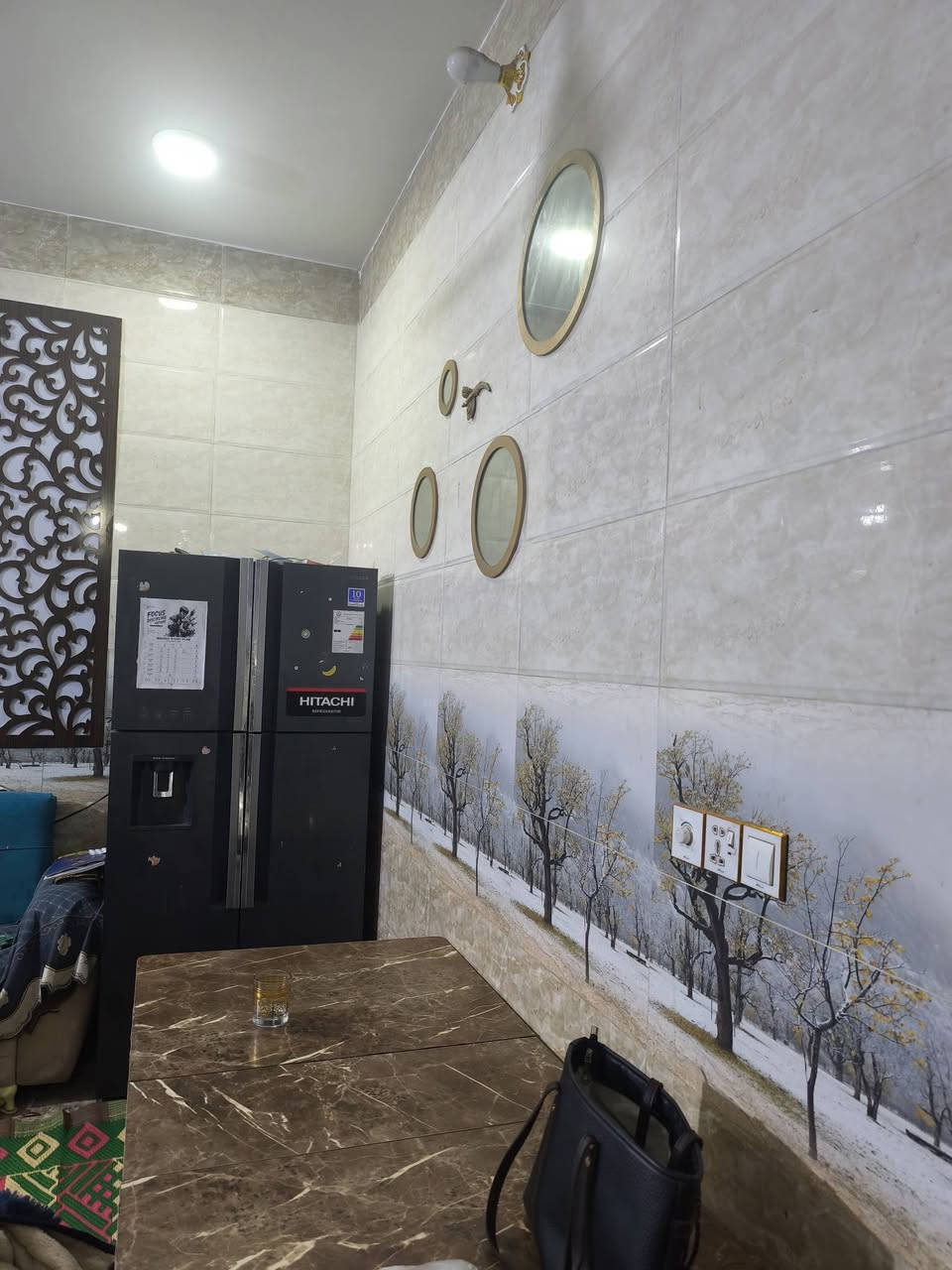 دار 135 متر طابقين بناء حديث جدا جناي ثلاث غرف وصالتين وحمامات عدد 3 مع استقبال ومطبخ وطارمة كبيرة. يباع مع كاونتر نظيف جدا وتانكي كبير مع خط مولدة. غير مطلوب ماء وكهرباء (تصفير). العنوان حي المكرمة عسكري كبل شارع ١٥ خلف لبسة بخمسة. شارع جامع ريحانة الرسول ص. السعر على الخاص.
