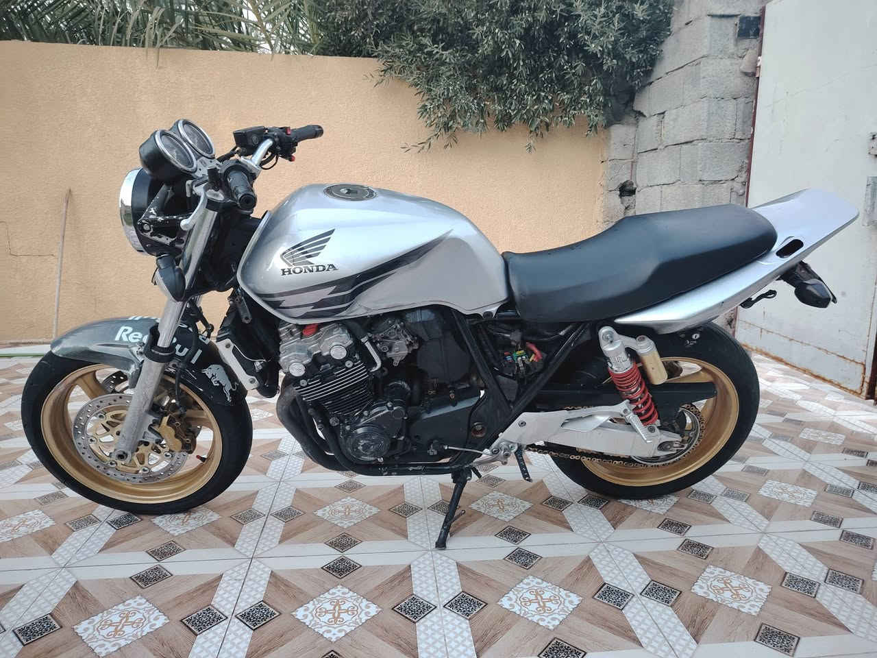 ﷽
السلام عليكم… HONDA Cb4 جيل ثالث للبيع
هايبࢪ سڪيورتـــــي 16 ولف 
لون ࢪصاصي 
مڪينه مفتوح مرا وحده بس شرط نعومه وشلعه ومعدل تشك الڪا؏ 
الدراجة نشطة كلش 
مابيها اي نقص 
و بيها كم شغلة رياضية و ترتيبات 
الاضافات :
عليها ڪزوز &  Akrapovič (أكراپوفيتش)، صوت. طرب 🎼  
دهن جديد 🆕 
الدراجة كاملة مكملة و كلشي بيها شغال 💯
ڪهࢪبائيات ڪلها شغاله مابيها ڪلوب طافي 
حساس ستاند ✔️

                                  { شغالات } 
حساس بريك ✔️
مكاني ديالئ بعقوبه   📍
السعر : 15 وبيها مجال شيء قليل 
للاستفسار ***********
الكلمة الطيبة صدقة 🤍

و تحياتي للجميع ♥️
