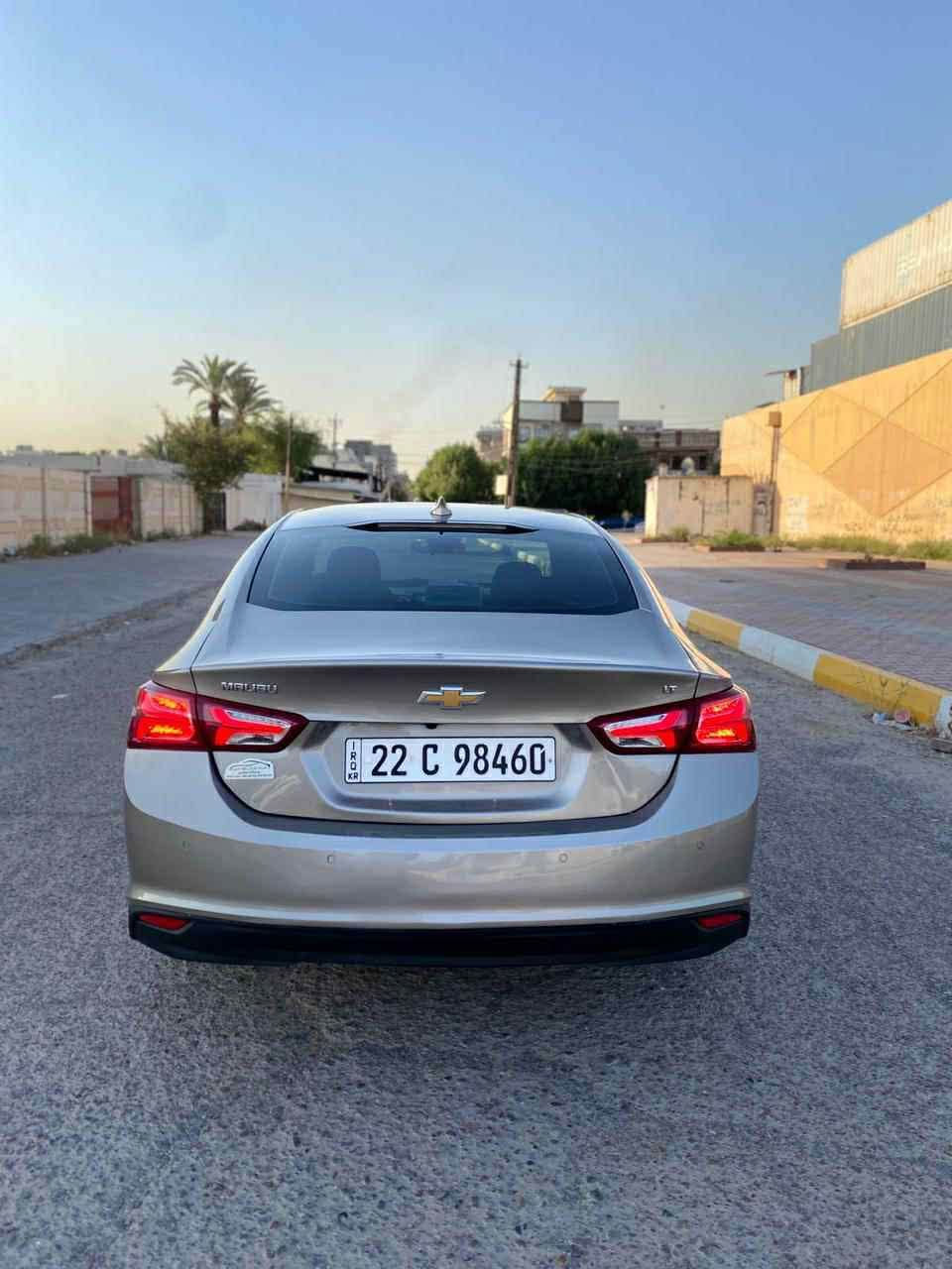 السلام عليكم 👍ماليبو 2022للبيع سيارة خير من الله ومطابة من يم شارع مال صناعة الفضل من الله ماشية 10000 
الحادث مثل مموضح بالصورة كلش بسيط تبريد ثلج سيارة ع ايدي ممتعوبة متصرف عليها ربع دينار جاهزة 
السعر 120 قفل 
لحد يراسلني الشراي يتصل ***********.
