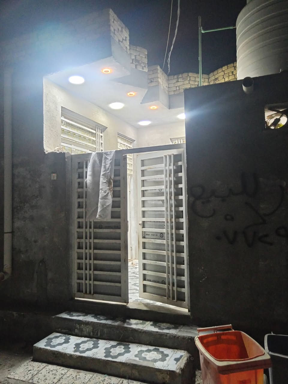 بيت للبيع مساحة ١٠٥ بيت زراعي منطقت المعش بستان عربي بيت جاهز للسكن بي مطبخ ٣اونص +تلاث اونص غرفة نوم ٥متار +تلاثة ونص بي حمام خارجي أو اخلي دوانية ٥ونص +تلاث ونص صالة ٦متار +تلاثة ونص منور زغير الاتصال على الرقم صاحب البيت ***********
