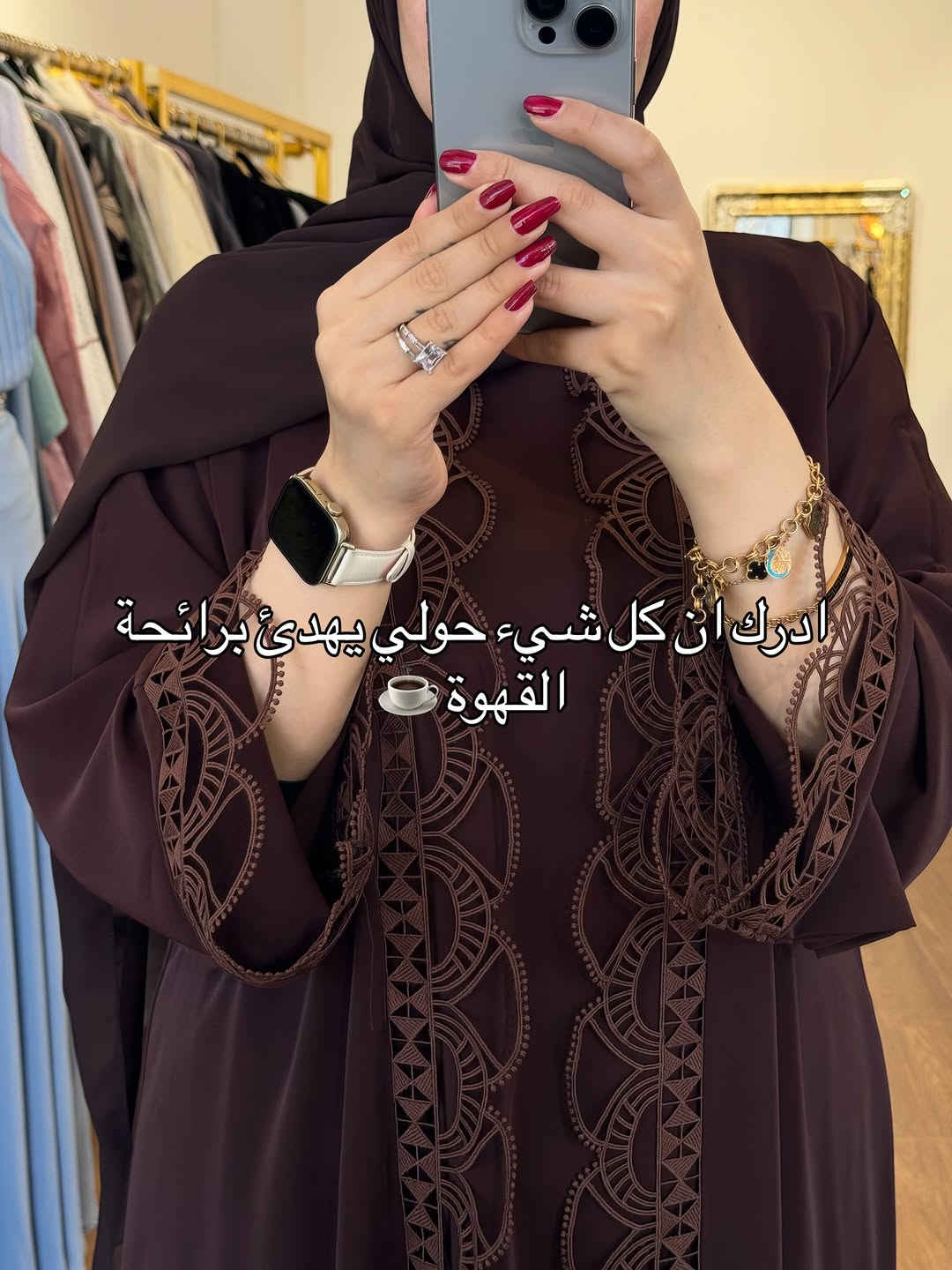 نسوي ترند العبارات ع عباياتنا الي نافذه كلها انتظروا الستوري ننشر فيها المتوفر😍🤚🏻

نص مكتوب في الصور:
- Pov: ربما لا يبدو علي لكنني .....
- اتذكر الطريقة التي قيلت بها الكلمات اكثر من الكلمات نفسها ..
- طالما ربحت نفسي.. لا تهمني الخسائر ...
- اواسي الجميع ولا اعرف كيف اواسي نفسي...
- مغرمة بنفسي كثيراً لدرجة ان رائحة عطري تغير مزاجي...
- ابدو متجاوزاً .. بينما انا فقط توقفت عن الشرح ...
- لا املك ترف الانهيار .. الوقفة اجبارية..
- أبالغ في العقلانية وانا كلي عواطف...
- اعلم ان الافعال هي التي تؤكد صدق المحبة اما الكلام فالجميع يتكلم!!
- ادرك ان كل شيء حولي يهدئ برائحة القهوة ☕