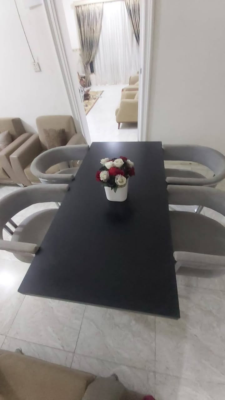 طاولة طعام 4 كرسي صناعة تركية لايوجد اي ظرر الارجل للطاولة والكراسي ستن ستيل ام الخيل شارع عشرين*********** بي واتساب
