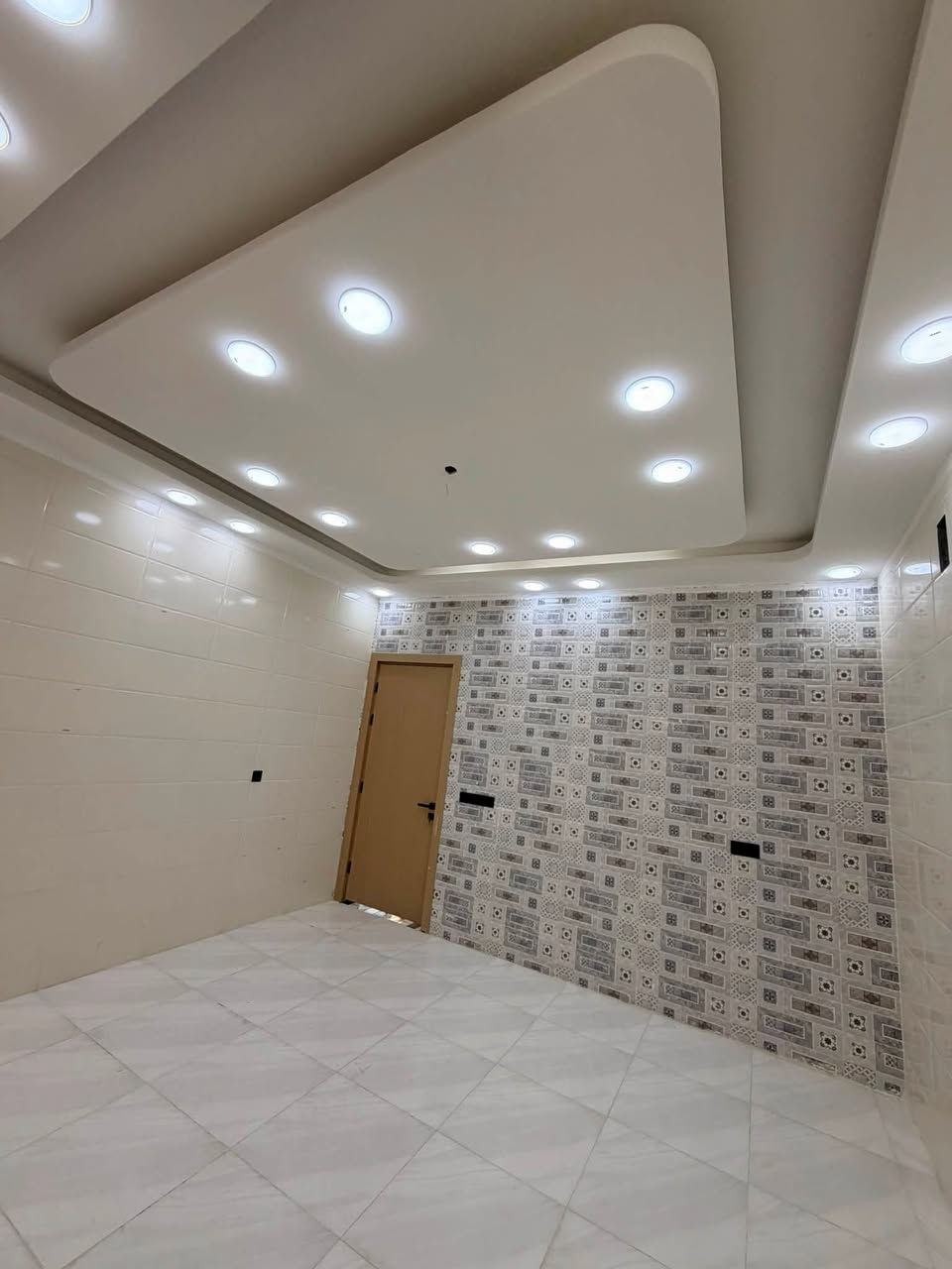 ‏يوجد بيت زراعي مساحة 200 متر داخل مجمع حيدر بن حجي هندي البنيان حديث ودرجة أولى يحتوي البيت على غرفتين وصالة واستقبال ومطبخ ومجمع صحية داخل وخارج العنوان حي الجامعة داخل مجمع حيدر بن حجي هندي الاستفسار أكثر الاتصال على الرقم *********** ￼
