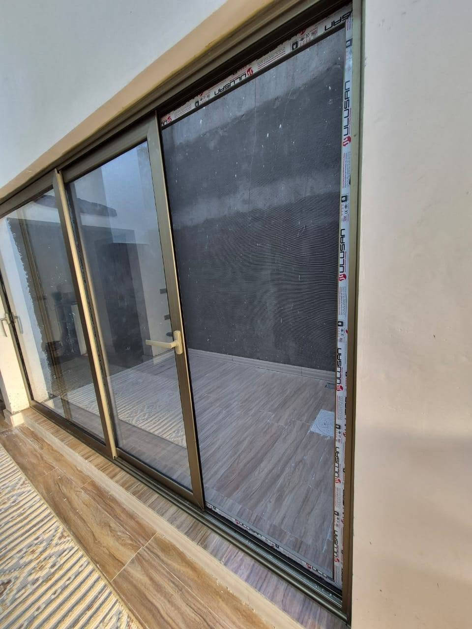 🏡 بيت للبيع – مساحة مميزة وتصميم عملي

📐 مساحة الأرض: 227 م²
🏗️ مساحة البناء: 150 م²

🔹 الطابق الأرضي:
• غرفة
• صالة كبيرة
• استقبال
• مطبخ حار + مطبخ بارد
• حمامات
• لوندري
• حديقة داخلية
• منور
• حديقة خارجية
• كراج
• حمام خارجي مشترك

🔹 الطابق الأول:
• غرفتا نوم
• غرفة ماستر
• صالة
• حمامات
• لوندري

🔹 الطابق الثاني:
• غرفة مخزن
• غرفة مقطورات

🛠️ نواقص البيت:
• سيراميك الطابق الأول
• إكمال الحمامات
• محجر الدرج
• لبخ خارجي للبيت
• واجهة البيت
• أبواب الحمامات
• أبواب خشب لغرف الطابق الأول

✨ البيت بمساحة أرض واسعة وتوزيع ممتاز، ومناسب للسكن العائلي، مع إمكانية إكمال التشطيبات حسب الذوق.

الموقع 📍البصره الجزيره مقابل ميناء المعقل 

📞 للاستفسار ***********
