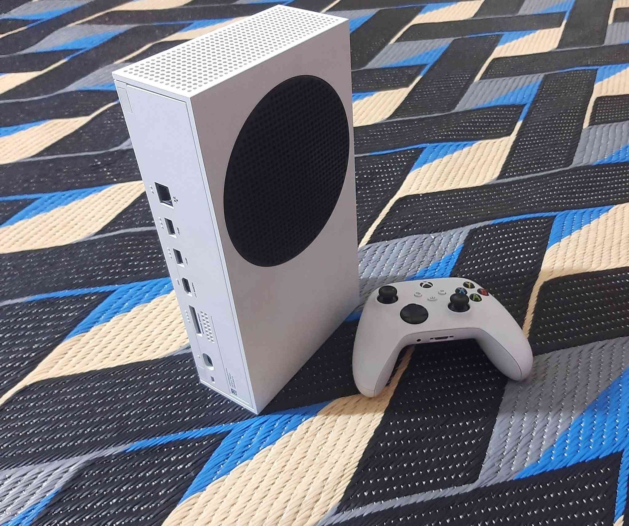 Xbox Series S 
512GB

الكارتونة و باقي القطع موجودة
السعر 500 الف
بغداد / الغزالية
***********
تواصل خاص او واتس اب
