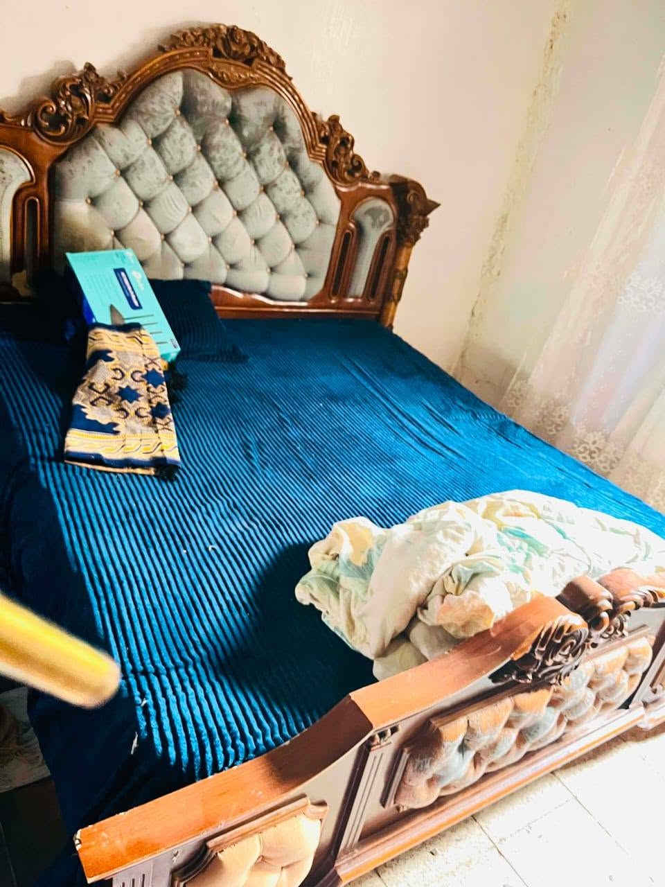 حياكم الله اخواني غرفة ايطالي خشب ثقيل جداً مكانها شطرة بعد وياها ميز جبير اربع جرارات كبار وميزين الصغار بصورة وميز الامراية وجرباية والكنتور مكانها شطرة للتواصل عبر واتساب /***********/ سعرها مناسب جداً تحتاج فقط يدات لبيبان الكنتور والجررات يعني تشتريها يدات اليدة الفين دينار تاخذ شي قوة وخشب ثقيل جداً وسعر مناسب

