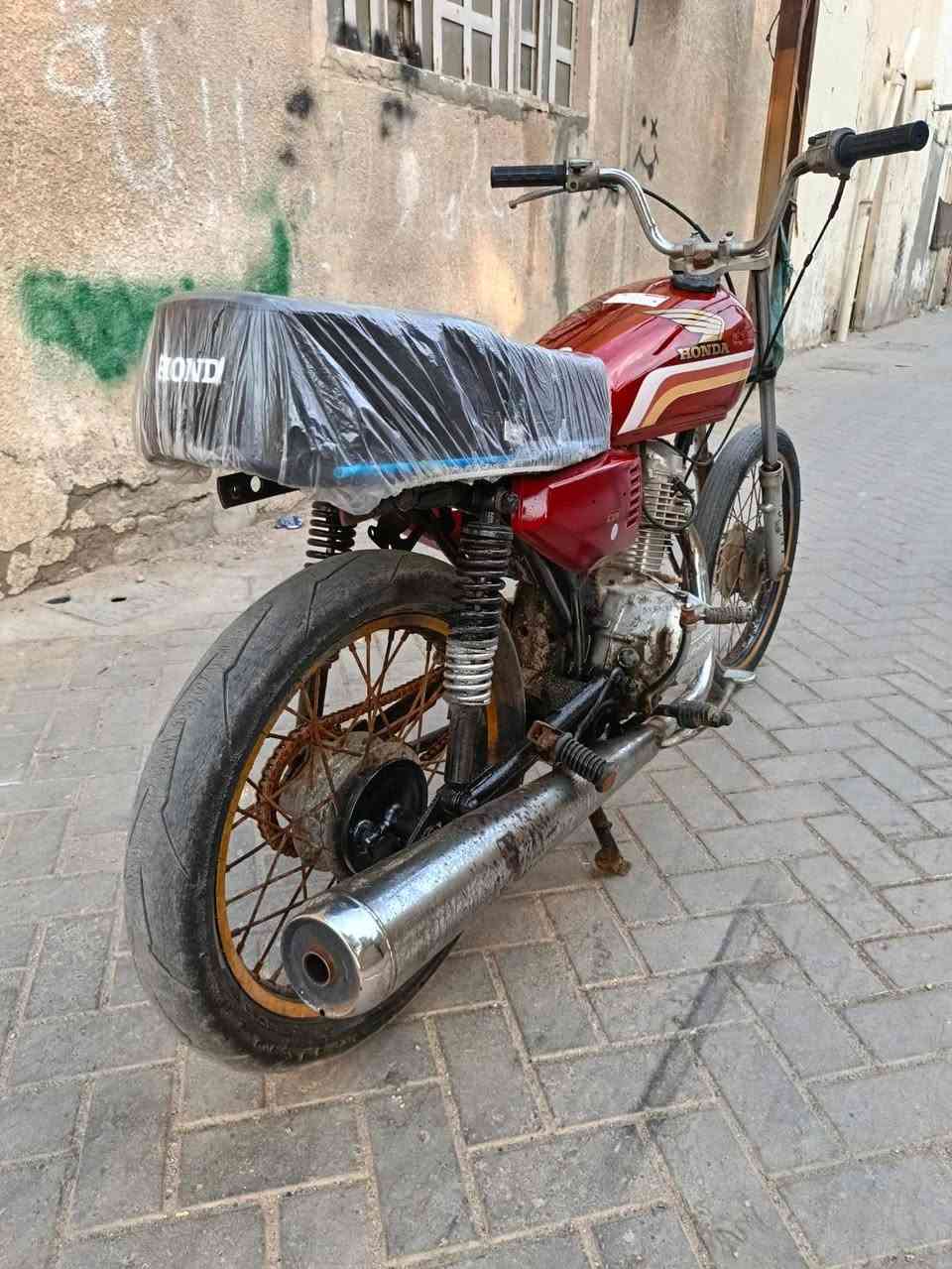 سلام عليكم دراجه للبيع دراجه نضيفه موقعي حيانيه  سعر 300 وبيه مجال ستفسار ***********
