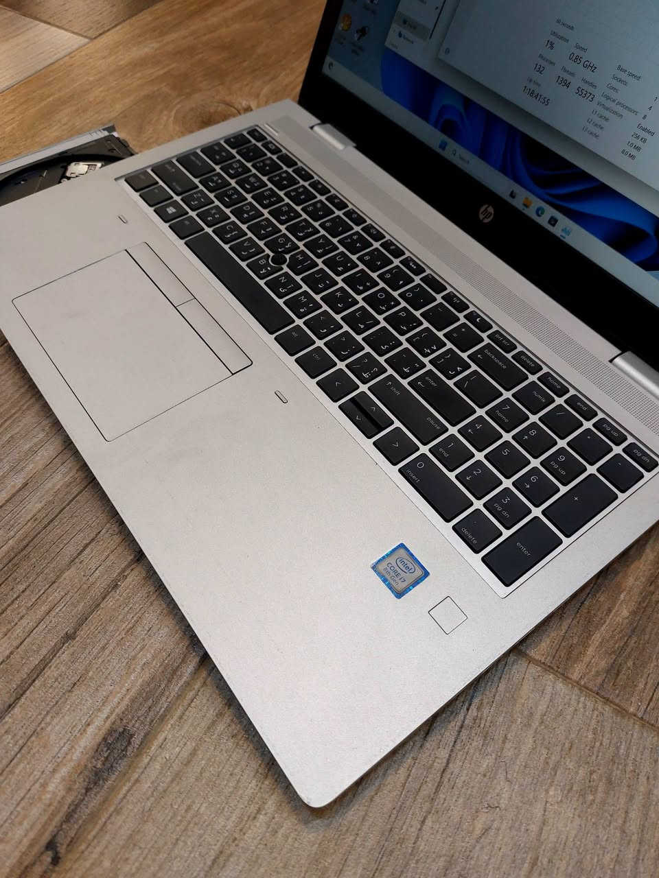 لابتوب HP موديل مميز مواصفات ممتازة شاشة  بحجم كبير 15.6" معالج اقتصادي Ci7 جيل الثامن 
السعر ٢٩٠الف_عراقي فقط شامل الحقيبة والتوصيل 

Hp probook 650 G5 Ci7 جيل ثامن 
Cpu Core i7-8665U 
RAM 8gb ddr4 قابل للتطوير 
Hard 256GB nvme قابل للتطوير 
15.6 screen 1920x1080 FHD 
DVD wr مشغل أقراص 💿 
GPU intel 4GB 
Back-light Ar-En ضوئي 
Charger dell 65w شاحن اصلي
للحجز والاستفسار التواصل مع الرقم ***********
العنوان بغداد شارع الصناعة مجمع الرياش مكتب 
المخزن الفرعي موصل حي الزهور
