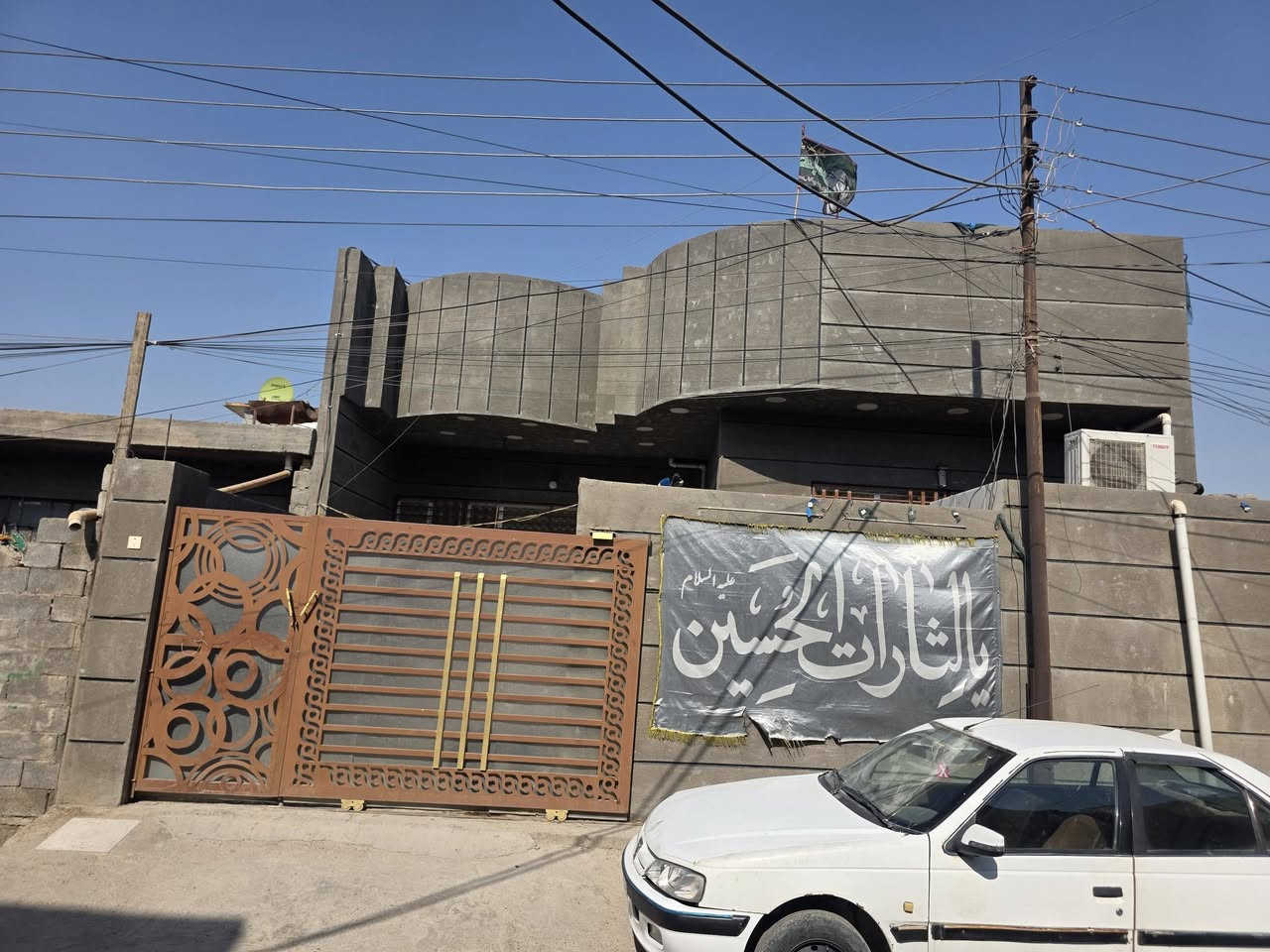 السلام عليكم بيت البيع المساحه ٢٠٠متر ١٠×20 نوع العقار سند اصفر البيت يحتوي على طابق ونص الطابق الأول غرفتين نوم وصاله ومطبخ واستقبال وحمام وتوالية خارجيه وتوالية داخليه البيت رتفاعه من الشارع ٧٠سانتيم ارتفاع البيت من الكاشير لسقف  ٣متر او٧٠سانتيم الطابق الثاني هيكل الشارع مصبوب صبه يحتوي على خدمات ماء كهرباء انترنت وطني الاستفسار اكثر على الرقام *********** او ***********
