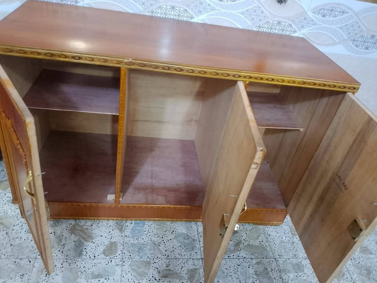 سلام عليكم بوفيه اخت الجديده نضيفه مكاني بغداد ***********
