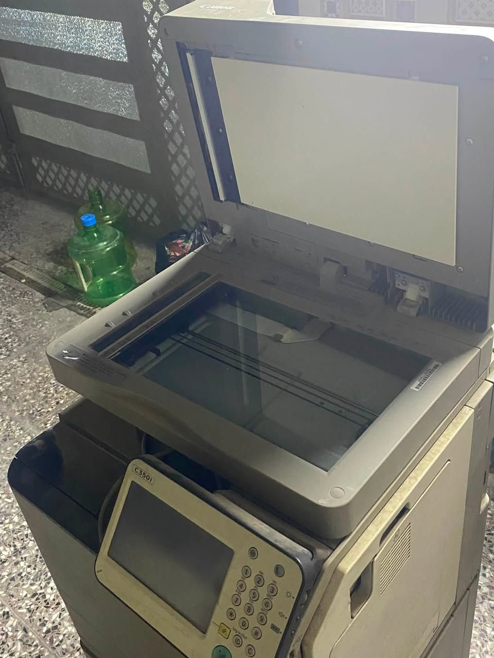 سلام عليكم حبايب طابعه متروكه  اشتريتها بسعر غالي وتركتها بيها عطل صح بس تكدر تصلحها بسعر رخيص لاكن بعت المحل اني وبعد ما عندي استفاده بيها لصحاب المحلات ولكل واحد يفيده شوف الطابعه بعينك واطيني سعرك خاص***********وتساب الشراي الشراي يراسلني رجاء
