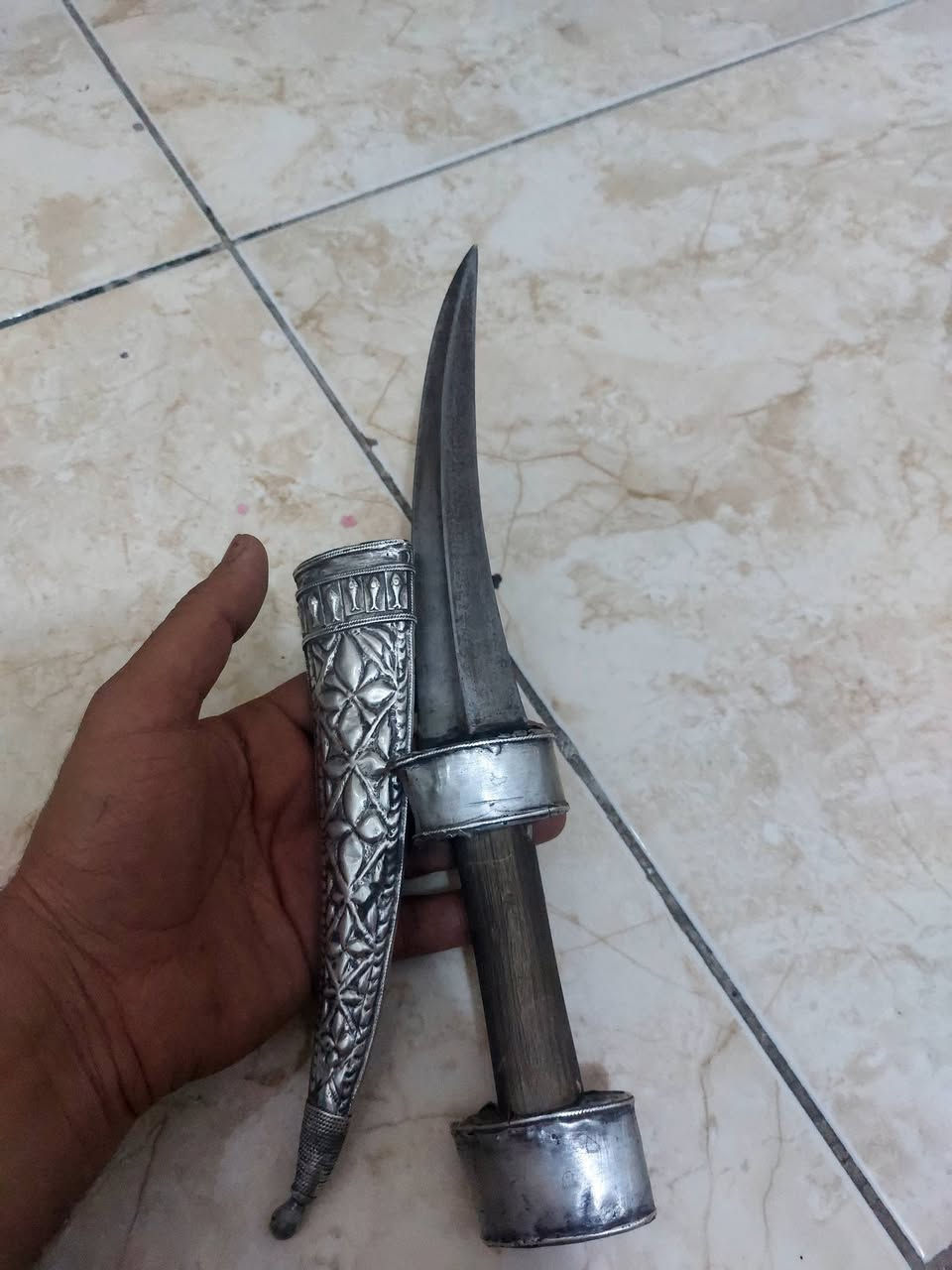 خنجر عمره فوك ل١٠٠ سنه فضه خالص بغداد الشعب فقط الفضه صافي فوك ل١٠٠ غ ***********
