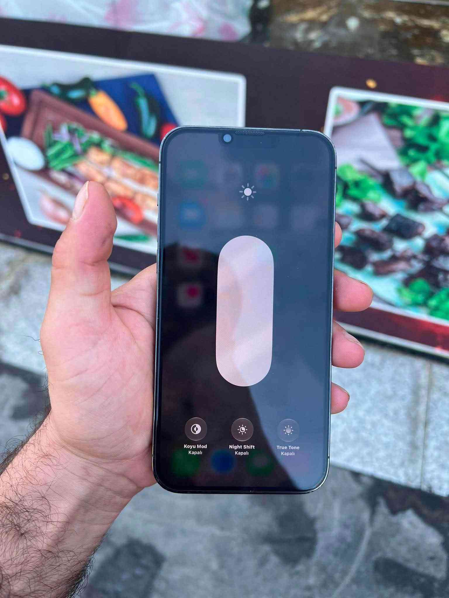 IPhone 14 Pro Max zor xawen nakrawa bashart battary 87biladi 128gb 1sim ba zaman أربيل, العراق

نص مكتوب في الصور:
- 11:41
- LTE 13
- Pil Sağlığı ve Şarj Etme
- Telefon pilleri, şarj edilebilir bütün piller gibi eskidikçe performansı azalan tüketim mallarıdır. Daha fazlası...
- Maksimum Kapasite
- %87
- Bu, yeni pile kıyasla mevcut pil kapasitesinin ölçüsüdür. Düşük kapasite, şarjdan sonra kullanım süresinin azalmasına neden olabilir.
- En Yüksek Performans Yeterliliği
- Yerleşik dinamik yazılım ve donanım sistemleri, iPhone'unuzun pilinin kimyasal olarak yaşlanması gibi görülebilecek performans etkilerini engellemeye yardımcı olabilir.
- İyileştirilmiş Pil Şarjı
- iPhone, pilin eskime hızını yavaşlatmak için günlük şarj etme rutininizi öğrenir, böylece telefonunuzu kullanmaya ihtiyacınız olana kadar %80 oranını geçince şarj etmeyi durdurmak için bekleyebilir.
- Temiz Enerji ile Şarj
- iPhone, bölgenizde daha düşük karbon emisyonlu elektrik kullanılabildiğinde şarj etmeyi seçerek karbon ayak izinizi azaltmaya çalışır. iPhone, onu kullanmaya ihtiyacınız olmadan önce tam dolması için günlük şarj etme rutininizi öğrenir. Daha fazla bilgi...
- Koyu Mod Kapalı
- Night Shift Kapalı
- True Tone Kapalı