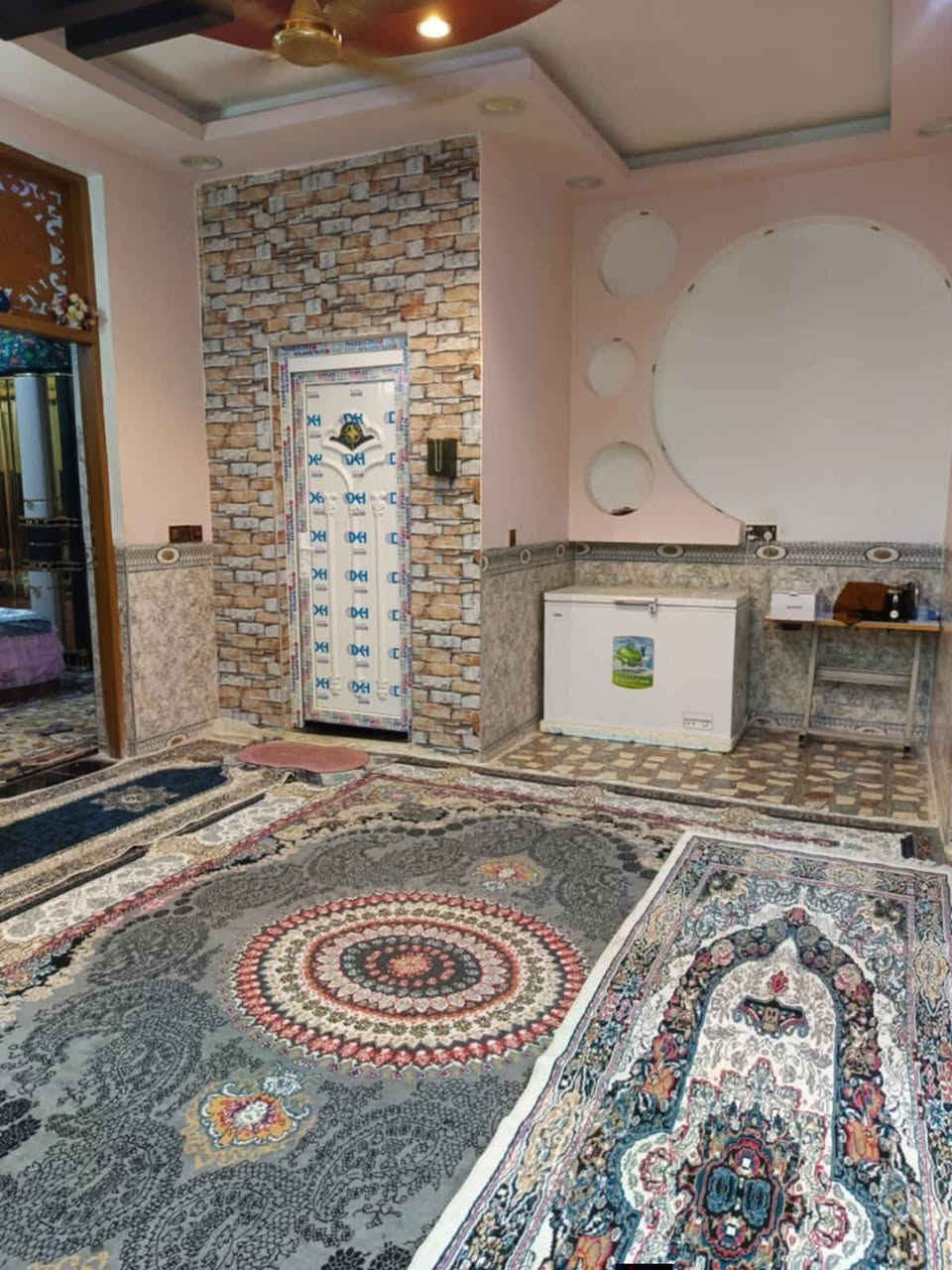 بيت للبيع طابقين طابو صرف مساحه 150 متر الطابق الاول يحتوي طارمه استقبال مطبخ صاله مجمع صحياات غرفتين ترك الطابق الثاني غرفتين وصاله وصحياات وسطح ويه البيت 4 سبالت وماطور ماء وتانكيات 3 وكيزر خط سحب نت والبيت طابوك وكاشي السعر 135 بابل ابي غرق حي المرتضى قرب مدرسه خلق العظيم ***********
