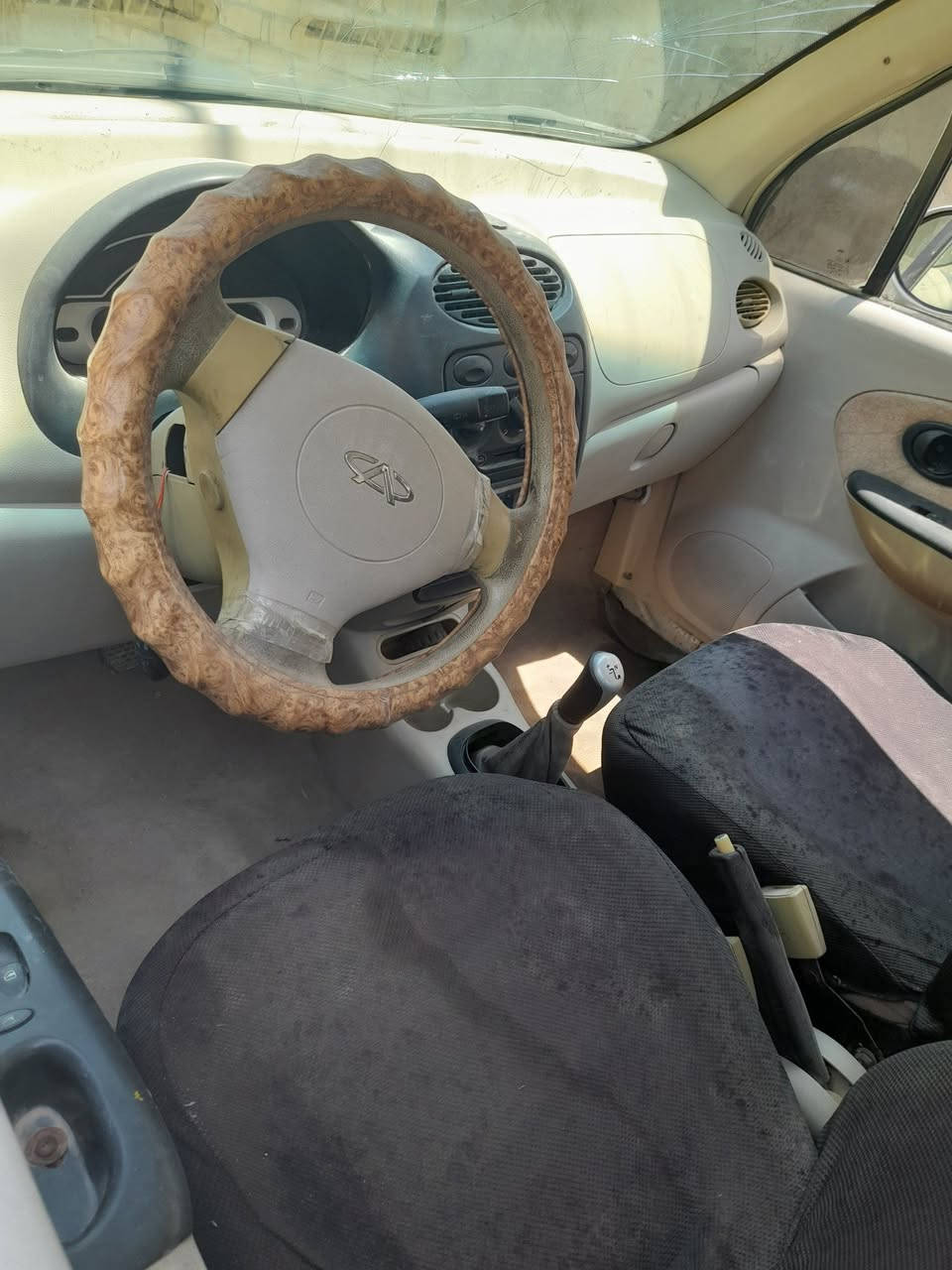 السلام عليكم 
كيو كيو موديل ٢٠١٣ 
مكينه نكره سلف كير شغال 
السياره بيها شويه نقوصات ويرادلها ترتيب لان متروكه صارلها شهرين تقريبا
صدرها يرادله تبديل 
رقمها بابل مشروع وطني سنويه ساقطه
السعر ٢٠ وبيها مجال 
العنوان بغداد الشعب
*********** واتس اب متوفر او على الخاص
