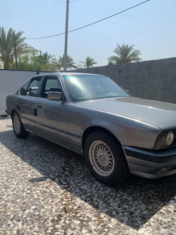 بي ام دبليو 530 موديل 94 محرك 8سلندر
حجم المحرك 3000 
تخم تاير جديد
كير ومحرك بحالة جيدة
اكسل 23 خفيف رون ناصي 
رقمها صلاح الدين باسمي
داخل جلد اسود نظيف فتحت سقف
السعر 53 وبيها مجال 
***********
