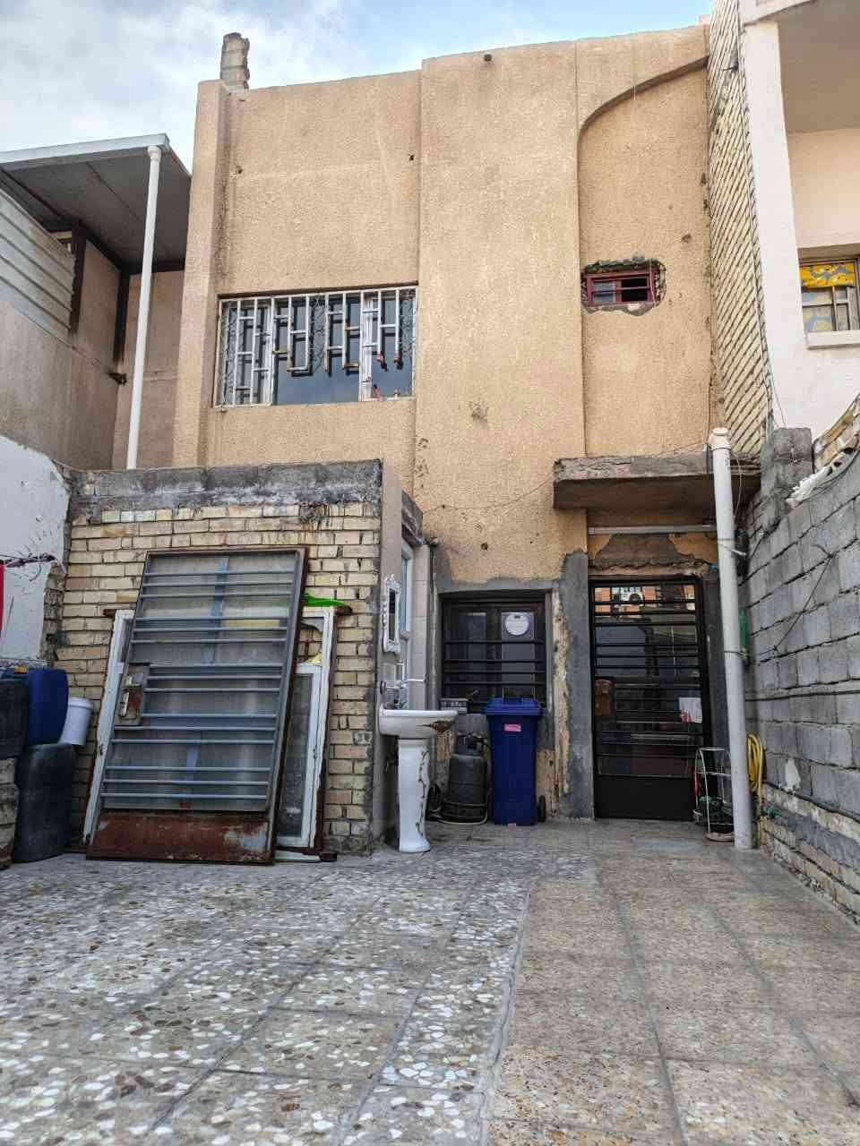 السلام  عليكم
دار للبيع  ١٠٠ في  حي التراث  وجه ٥ ونزل ٢٠ موقع الدار  قرب جامع معاذ ابن  جبل  شارع  عشره  دار طابقين  للستفسار  ***********
