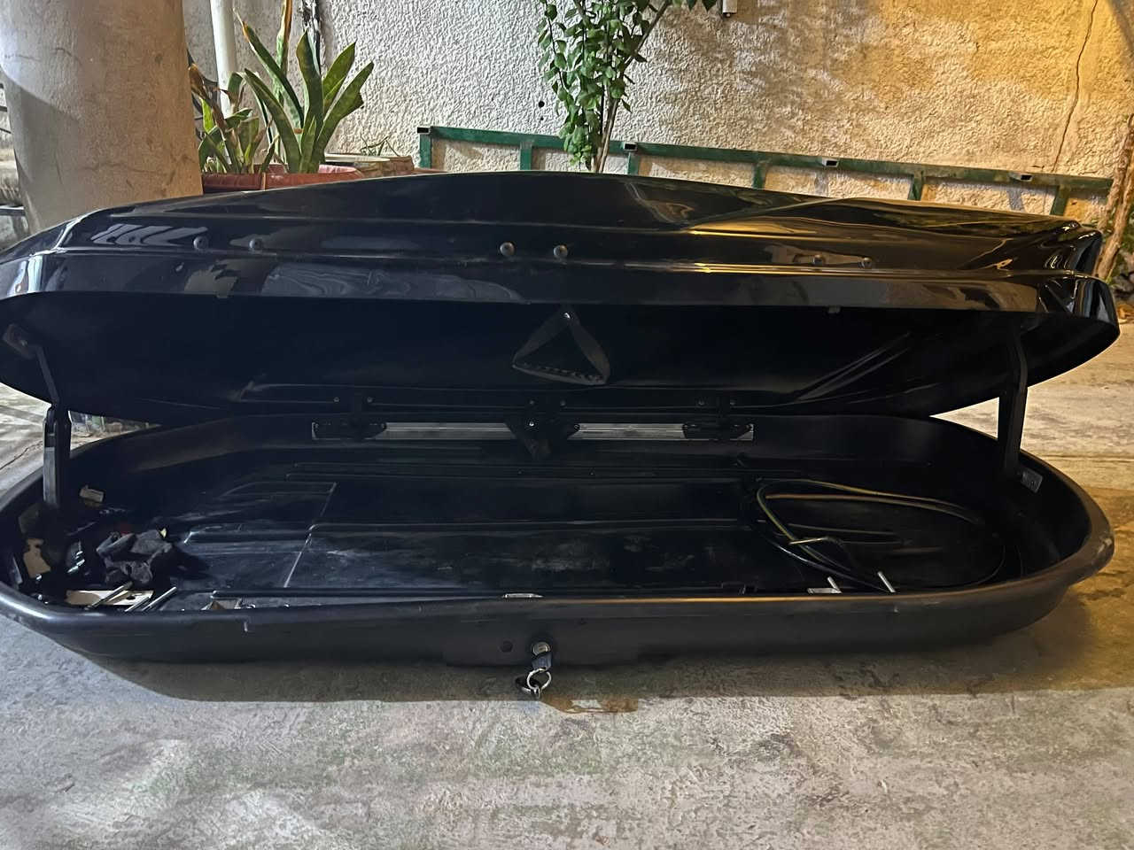 السلام عليكم صدوكRoof Cargo Box شي راقي ونسيابي يعني انسه الوحيف والصوت والكوالتي مال كلش زين وجدا نظيف وكل مستلزمات موجوده سعر ٣٥٠الف  وبي مجال رقم ***********
