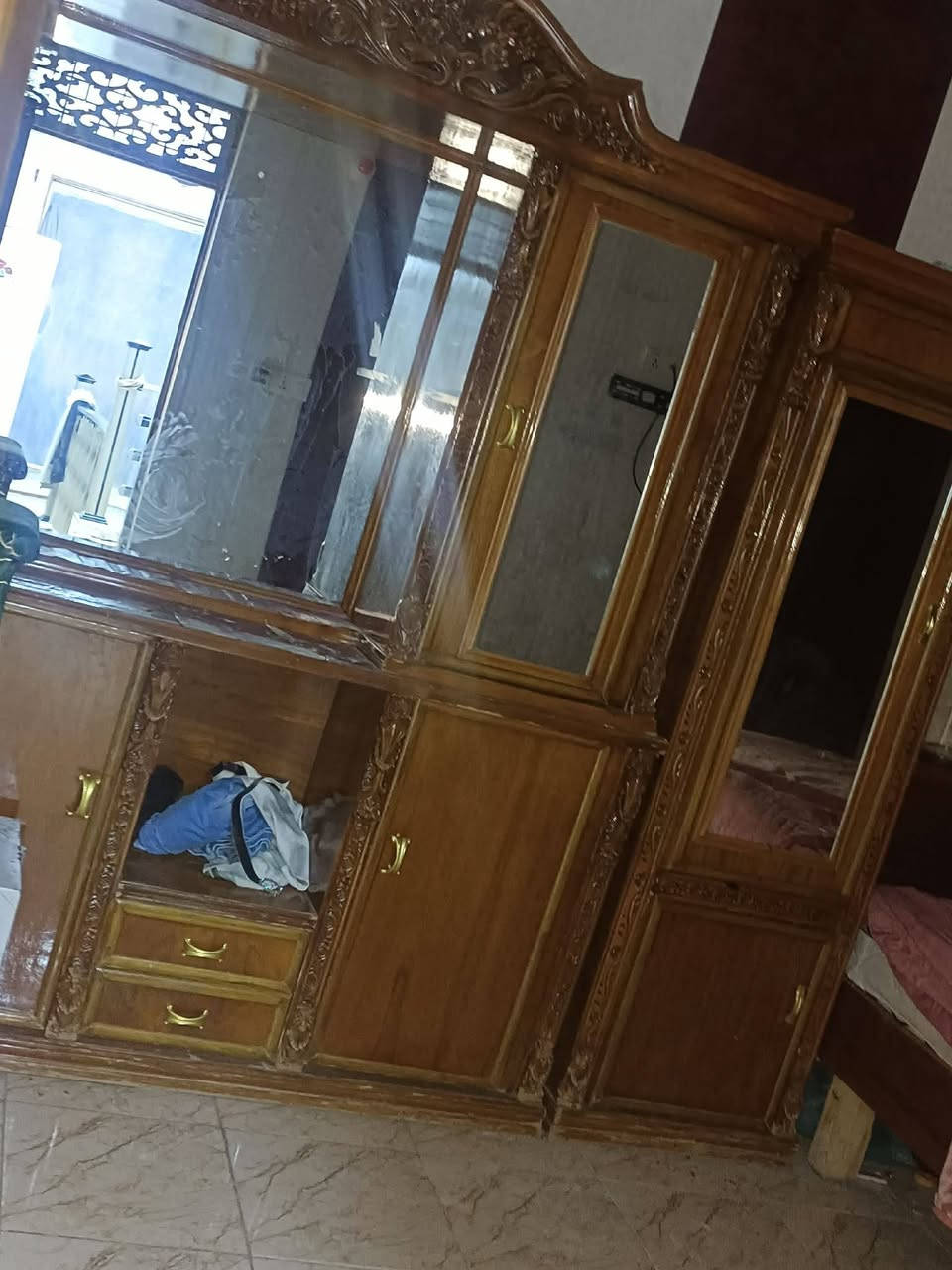 غرفه للبيع مستعجله عليه ١٥٠٠ اليريده يتصل على هذا رقم ***********
