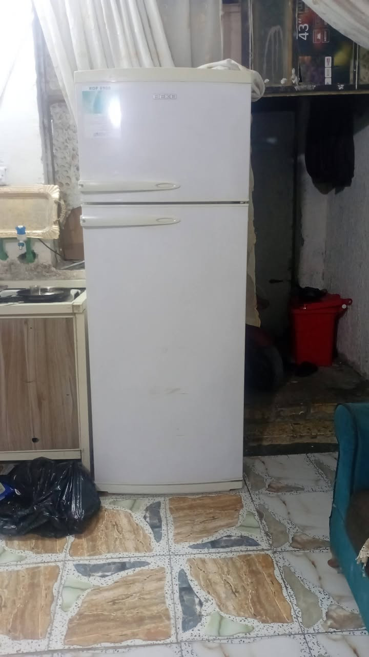 ثلاجه للبيع نظيفه كلش وكفت ماعرف عطلهه ما داخله تصليح ابد حجم كبير دنكه تشتغل ظوه ماصلحتهه شتريت غيرهه لشراي *********** سعرهه 60
