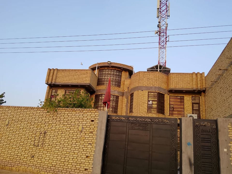 بسم الله الرحمن الرحيم السلام عليكم بيت للبيع المساحه 600مترملك صرف شارع السفينه قريب على جامعة الامام الصادق عليه السلام يتكون استقبال 10في 4 +6غرف نوم نظام سويت+صحيات خارجيه للظيوف حديقه مساحه 200متر تقريبا تحتوي على عدد من النخلات نوع شوثي احمر شجره رمان عدد 2تين عدد 2وباقي اشجار الزينه يحتوي البيت على برج اثير مع مولد كاتم السعر 500
***********

