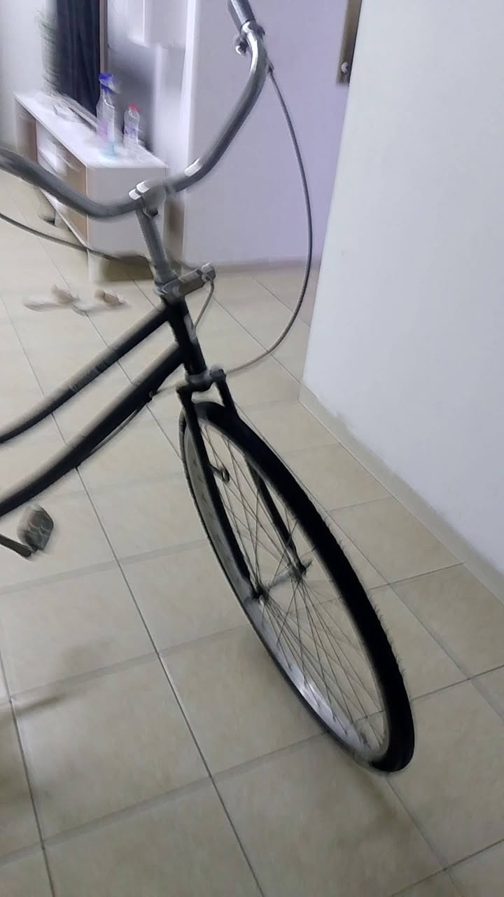 بايسكل سانتوس جديد و نضيف شرط نروح ابو بايسكلات و كله اصلي لو تجاري المهم كامل البايسكل و جديد و ضمان و شرط الفحص ولا شخطه بي.  رشط الفحص ابو العكرب و الكيوره شغالهه. بريكات شغاله مابي اي زنجار سعر 120 و بي مجال للشراي يجي خاص لو واتساب رقمي واتساب ***********
