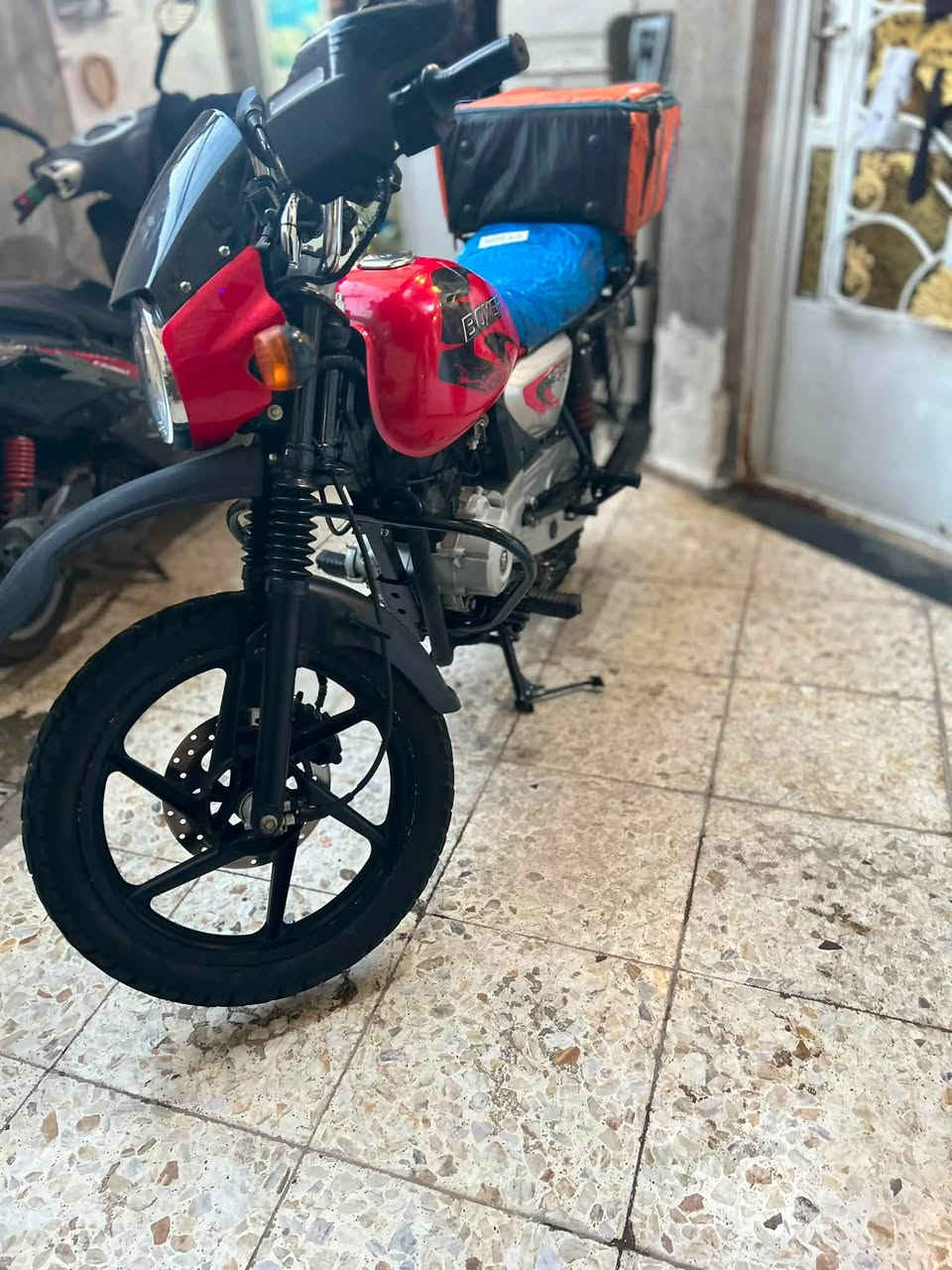 سلام عليكم دراجه بوكسر موديل ٢٢دراجه لوحه وسنويه دراجه بحاله الوكاله مكينه فول نعومه مناقصها شي عليها تخم تاير جديد دراجه كبل للشارع مفتوحه تجفيت شركه 
دراجه برغي ما ناقصها كبل للشارع 
العنوان بغداد حي اور
السعر ٢٣٠٠وبيها مجال 
***********
