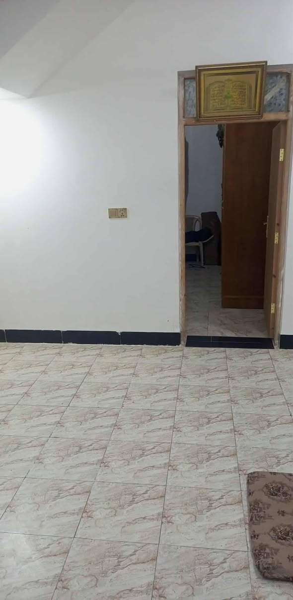 يا الله السلام عليكم بيت للبيع المساحه ١٥٠ غرفتين وصاله وستقبال ومطبخ وحمامات ثنين جاهز علا اخر حبايه مكان باب لدخول مال لمطار بين لدخول والخروج قريب علا شارع ١٠٠عن الشارع مسجل بلمختار وبي معاملت تطويب السعر ٥٠ وبي مجال رقمي *********** لبيت ١٠ يام ويفرغ اسلمه
