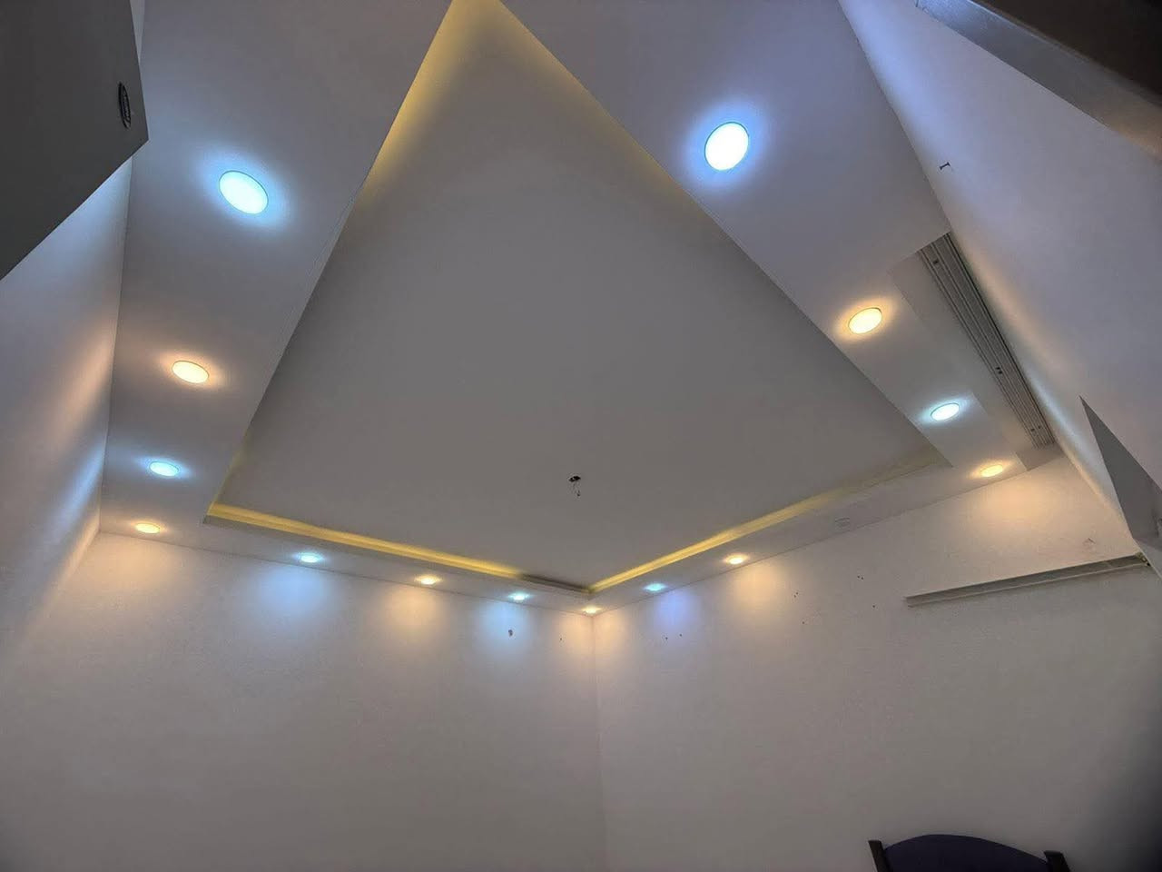 🏡 بيت للبيع – موقع مرتب ومواصفات ممتازة ✨

📍 العنوان: وند ستي بالفلكة الثانية عاليسار، ثالث فرع عاليسار، ثاني بيت
 
📐 المساحة: 200 متر
🏠 طابق واحد

🔹 يتكون من:
▪️ غرفتين نوم
▪️ صالة
▪️ استقبال
▪️ مطبخ حار وبارد
▪️ صحيات

🔸 مميزات البيت:
✔️ البناء طابوق مو بلوك
✔️ سقوف مغربية
✔️ الأبواب والسيراميك مختارين شخصي مو من الشركة
✔️ البيت مرتب وشغل نظيف

💰 السعر: 155 مليون
📌 بي مجال قليل للجادين

⚠️ لا يوجد قسط أو قرض على البيت
✔️ فلوس البيت كاملة مدفوعة للشركة

📞 للاستفسار: ***********
