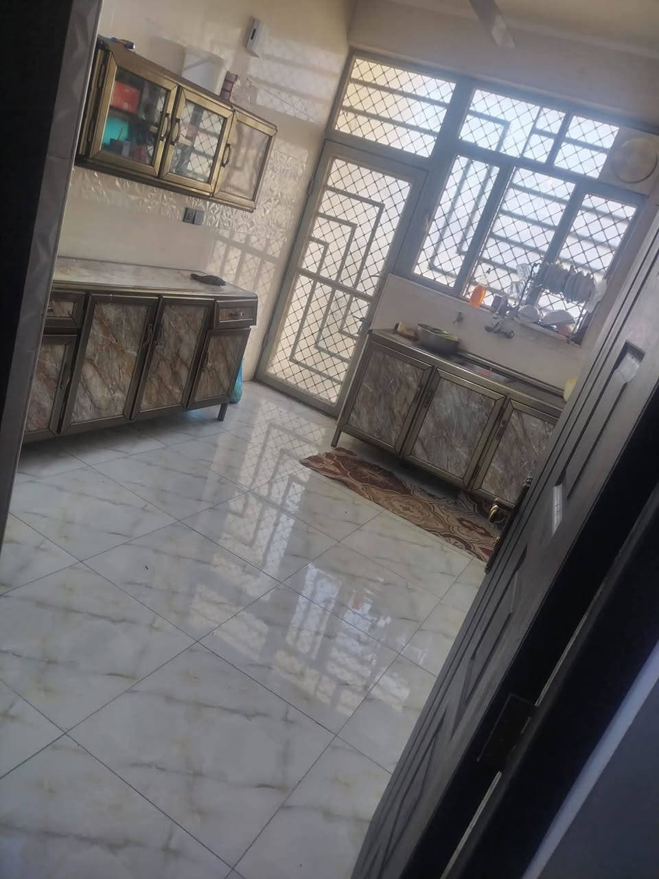 دار للايجار مساحه ٢٢٠ متر  طابق ونص
٣ غرف نوم 
استقبال 
صاله 
مطبخ 
صحيات داخلية وخارجية
الاستفسار 
***********
*********** او مراجعه مكتب ليث الجبوري
البيت يفرغ راس الشهر حاليا مأجر

نص مكتوب في الصور:
- للايجار للايجار