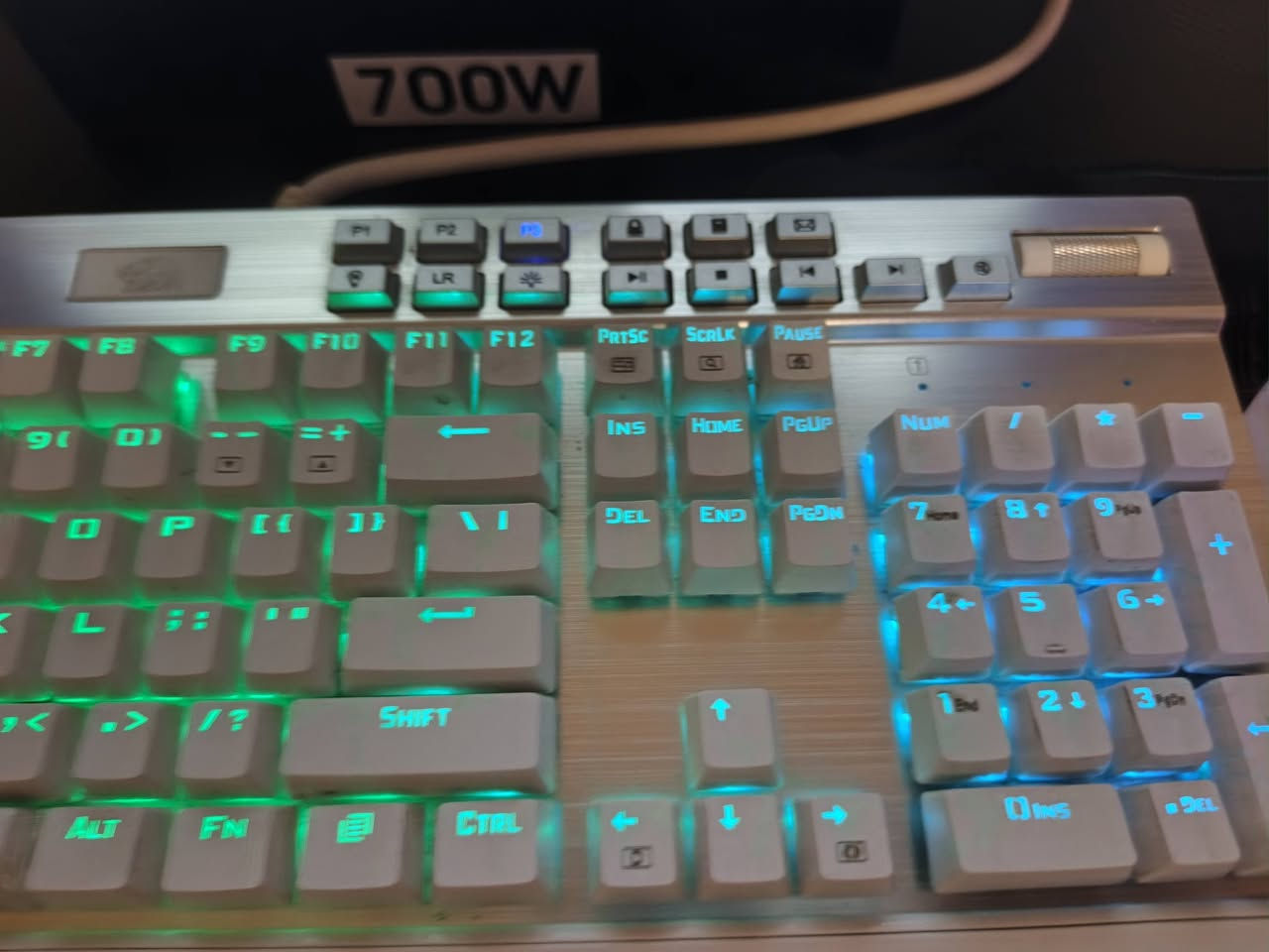 للامانه مستخدم كم يوم 
بعد جديد و نظافة 💯%
Redragon K550 Yama
لون مميز 
سيلفر و ابيض
ميكانيكي
مكان بغداد البياع 
***********
