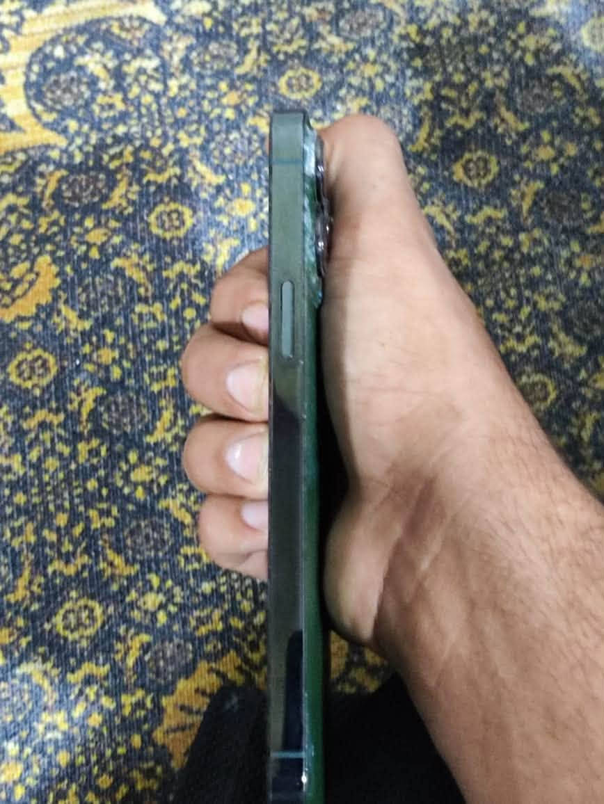 ‏iPhone 13 Pro Max
ذاكره 256
شرق اوسط
بطاريه 79ابلادي جهاز مال بيت 
فقط الضهر مكسور 
مكاني حله لايوجد توصيل 🚚 
ابي غرق 
الرقم ***********
السعر.   (630)
