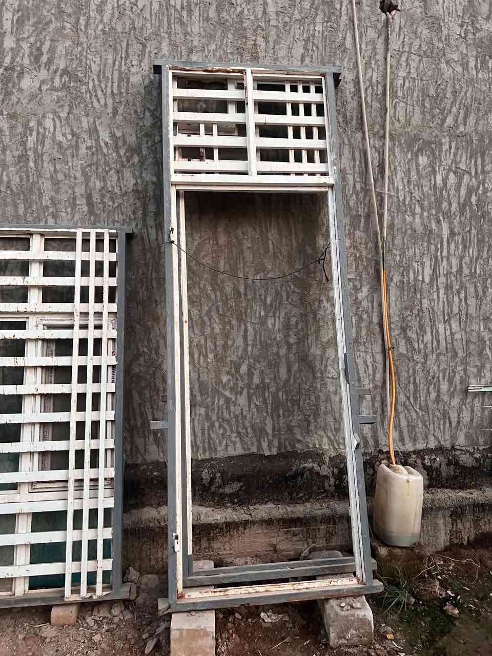 حداديه للبيع 2بيبان  رتفاع مترين او 90   والعرض متر 

شبابيج عدد 3   واحد رتفاعه مترين وعرض متر ونص 

او ثنين   رتفاعهن مترين وعرضهن متر  جاهزات هنه وجامهن ويداتهن    ***********

مكاني نجف كوفه عباسيه
