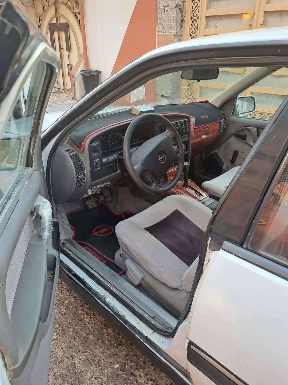 السلام عليكم اوبل اوميكا محرك 20 لون ابيض رقم اجنبي بسمي توماتيك صندوق كير ومحرك شرط سيارة جاهزة مال بيت استخدام شخصي السعر 37 وبيها مجال العنوان موصل حي السلام ***********
