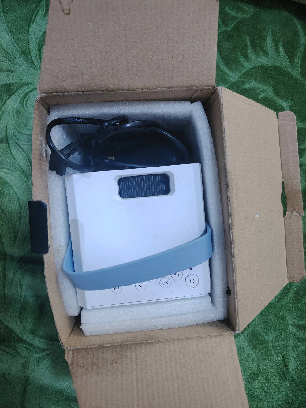 بروجكتر  نوع 
 Q96E300 عارض وسائط متعدد

مع مايكرفون لاسلكي يصلح للقاءات والاجتماعات اونلاين
يعمل
مستعمل قليل
سبب البيع عدم الحاجة له 
سعر

118 الف