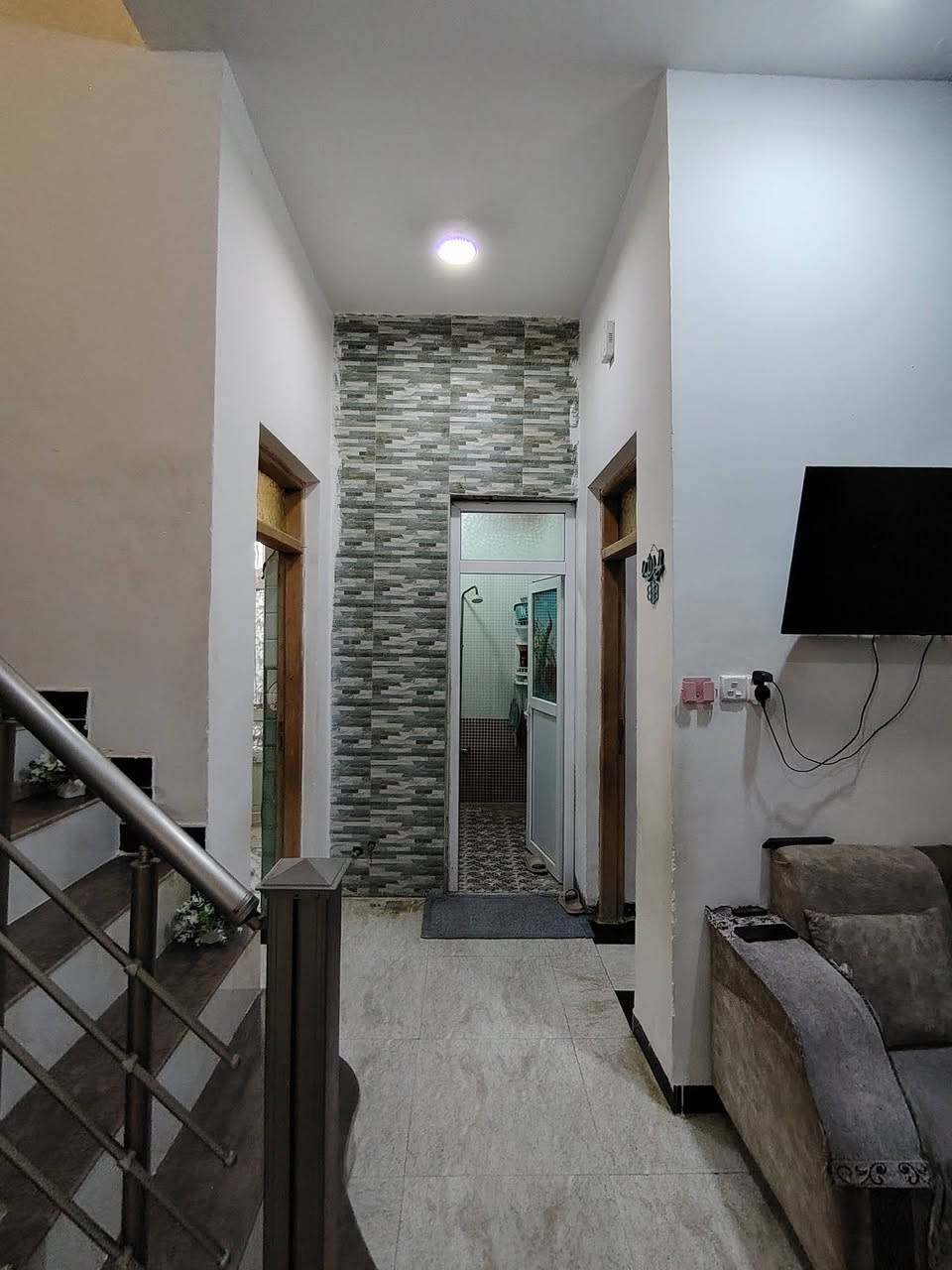🏠 للبيع — منزل طابو صرف جاهز للتملك الفوري 🏠

فرصة مميزة يقدمها مكتب الضامن للعقار

📍 الموقع: شموع — شارع المدارس
📐 المساحة: ١٣٠ متر
📑 طابو صرف — تحويل ثاني يوم باسم المشتري

🏗️ مواصفات البناء:
✅ بناء درجة أولى
✅ طابوق + كونكريت
✅ السطح شتايكر

🔹 تفاصيل المنزل:
• استقبال واسع ومرتب
• مطبخ (حار / بارد)
• هول
• غرف نوم عدد (٢)
• صالة داخلية
• منور عدد (٢)
• صحيات داخلية وخارجية

✨ بيت مرتب جداً وتشطيب ممتاز، جاهز للسكن مباشرة وفي موقع حيوي قريب من الخدمات.

📞 للحجز والاستفسار(***********) 
مكتب الضامن للعقار
ذي قار – سوق الشيوخ – خنيطله – شارع الكراج
