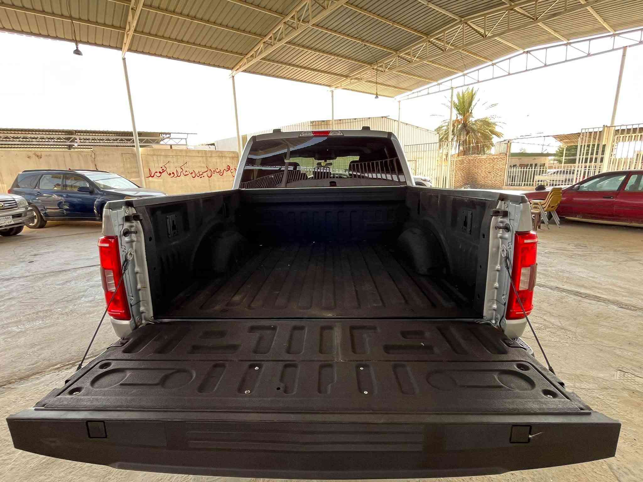 للبيع او المراوس بلاندكروز
فورد F150 XLT
السعر 265 وبيها مجال 
موديل 2022
محرك 6 سلندر 3500 
ماشيه 14 الف  
 رقم بغداد دولي 
بدون صبغ فقط بارد بلجاملغ 
باب طويل بدي قصير المرغوب 
 ارباك ستيرن وبرده 
عدة جك سبير كله كامل 
-مكان السياره سامراء 
-الاتصال على الرقم ‭ ‭ ‭***********‬
