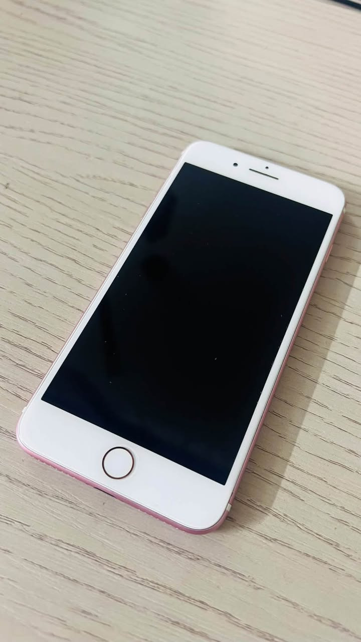 ايفون 7 بلاص للبيع مستخدم نظيف جدا ذاكرة 256 GB
فقط مبدل بطارية قبل 5 اشهر 

السعر ١٢٥ الف 

مكاني بغداد العامرية

رقم الهاتف *********** متوفر واتساب

نص مكتوب في الصور:
- لا توجد بطاقة SIM
- ١:٤٤ م
- < عام
- حول
- < iPhone
- الاسم
- 15.8.8
- إصدار البرنامج
- iPhone 7 Plus
- اسم الطراز
- MN4K2LL/A
- رقم النموذج
- F2LT10FBHFY5
- الرقم التسلسلي
- غير متوفرة
- الشبكة
- الأغاني
- مقاطع فيديو
- الصور
- ٢٥٦ غ.ب.
- السعة
- ٢٤٥,٣٨ غ.ب.
- متوفر
- شبكة الاتصالات